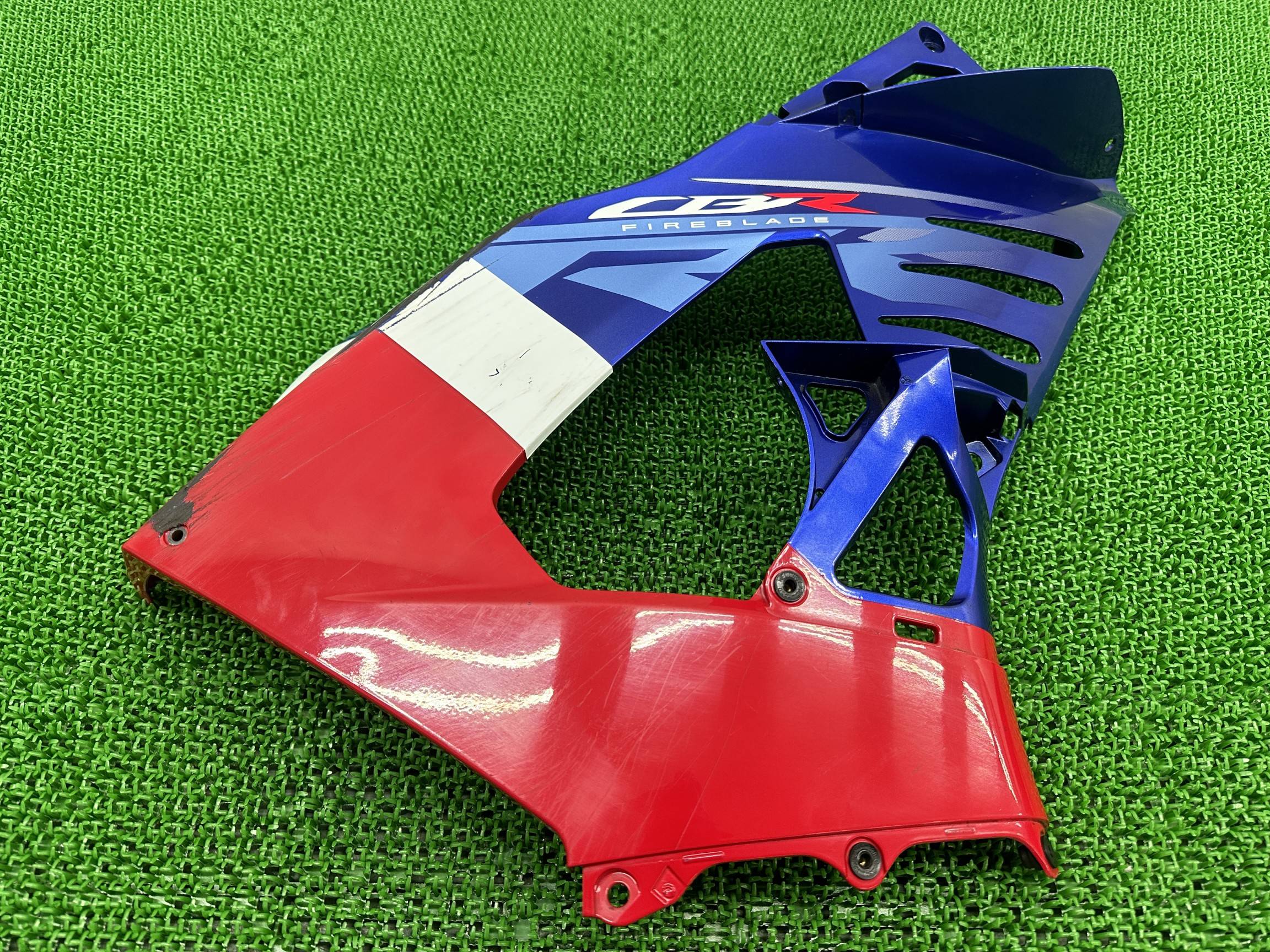 CBR1000RR-R サイドカウル 右 青/赤 MKR ホンダ 純正 バイク 部品 SC82 ファイヤーブレード フロントサイド ペイント素材に 割れ欠け無し 車検 Genuine 【中古】 Mm|ティーエスパーツ 店