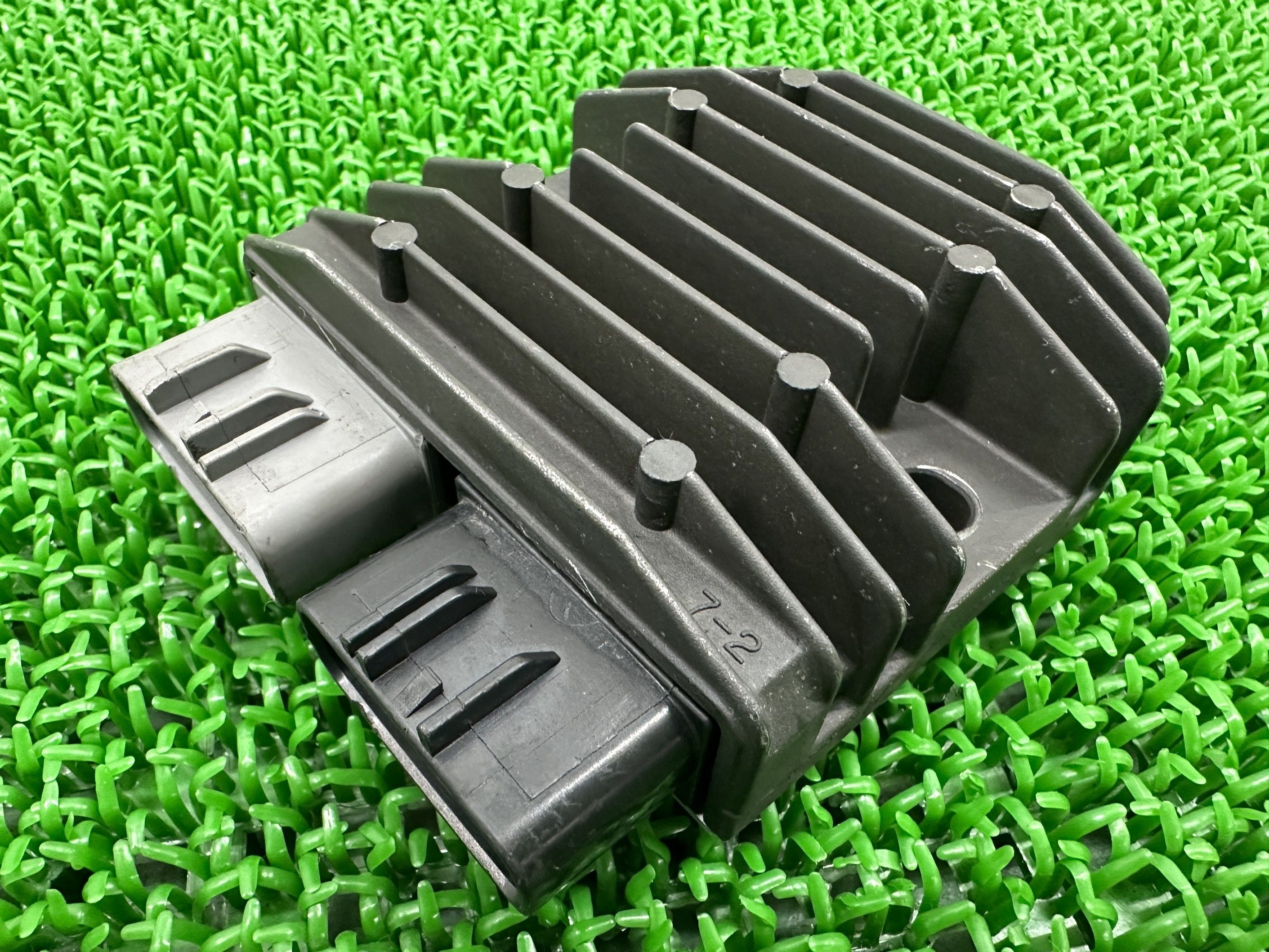 デイトナ675 レギュレター トライアンフ(TRIUMPH) 純正 バイク 部品 トライアンフ レギュレーター レクチファイアー ストリートトリプル 1400GTR 車検 Genuine 【中古】 Yt｜ティーエスパーツ　店