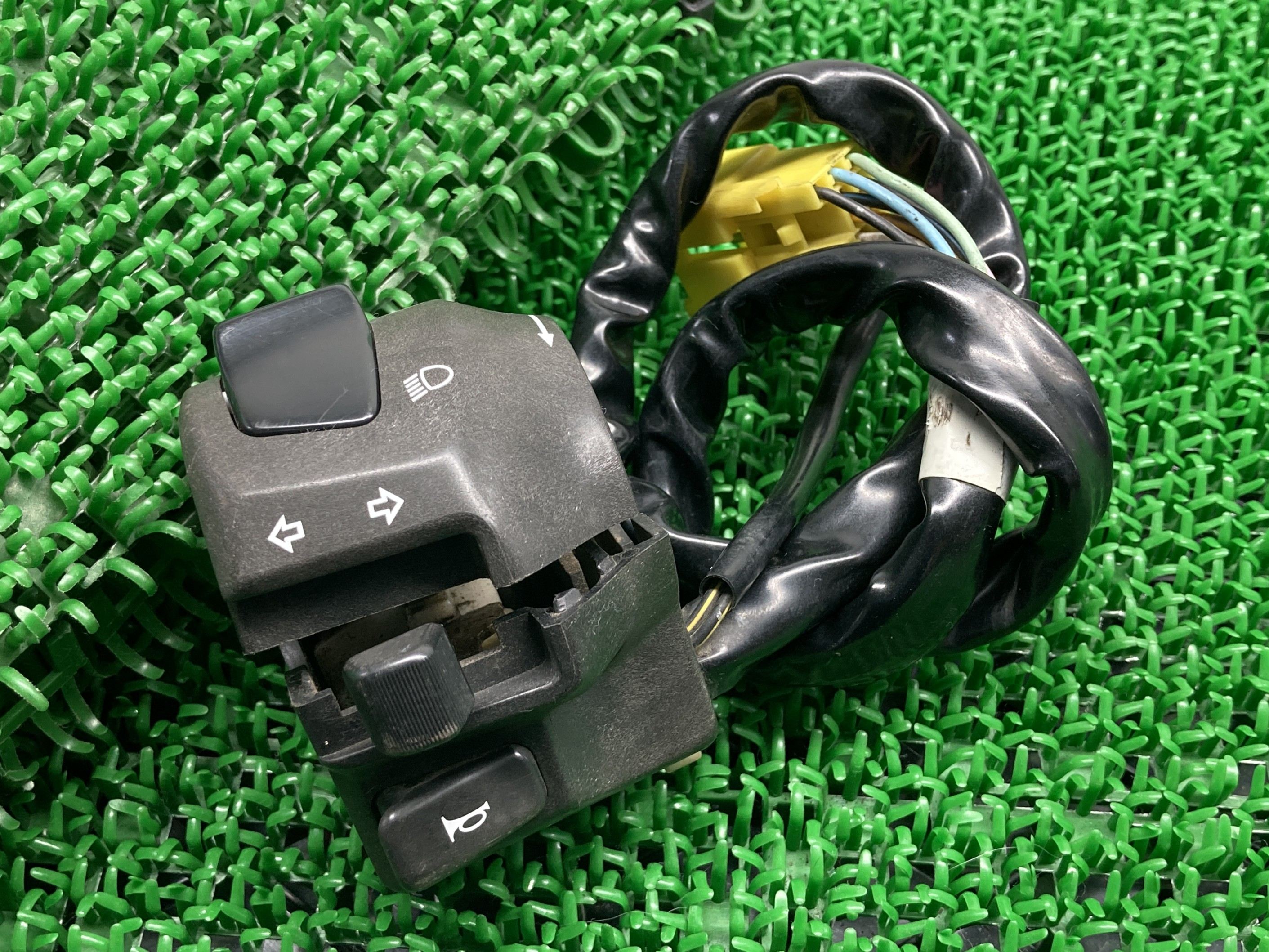 GSX400インパルス ハンドルスイッチ 左 374-18 スズキ 純正 バイク 部品 GK79A IMPULSE 割れ欠け無し 品薄 希少品 車検 Genuine 【中古】 Ch｜ティーエスパーツ　店