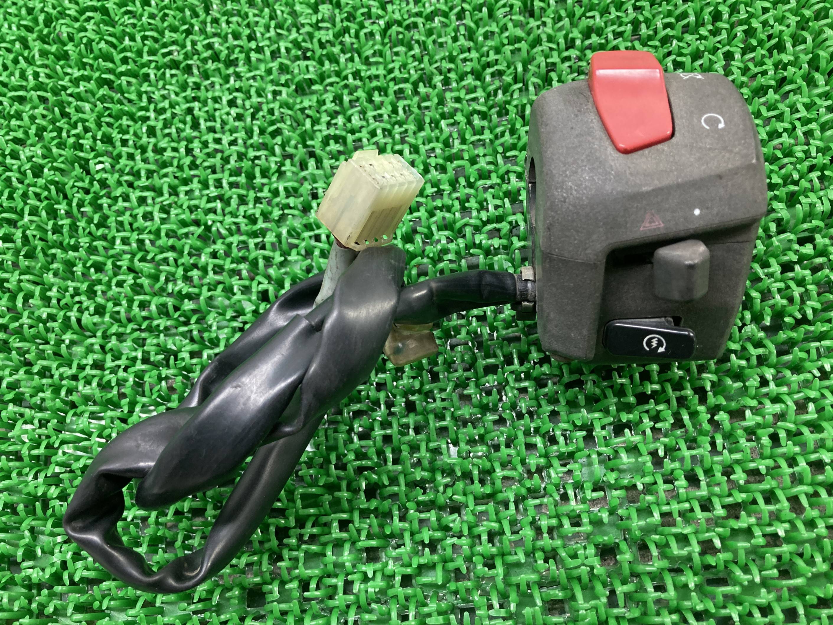 マグザム ハンドルスイッチ 右 ヤマハ 純正 バイク 部品 SG17J SG21JMAXAM スイッチボックス ペイント素材に 割れ欠け無し 品薄 車検 Genuine 【中古】 iU