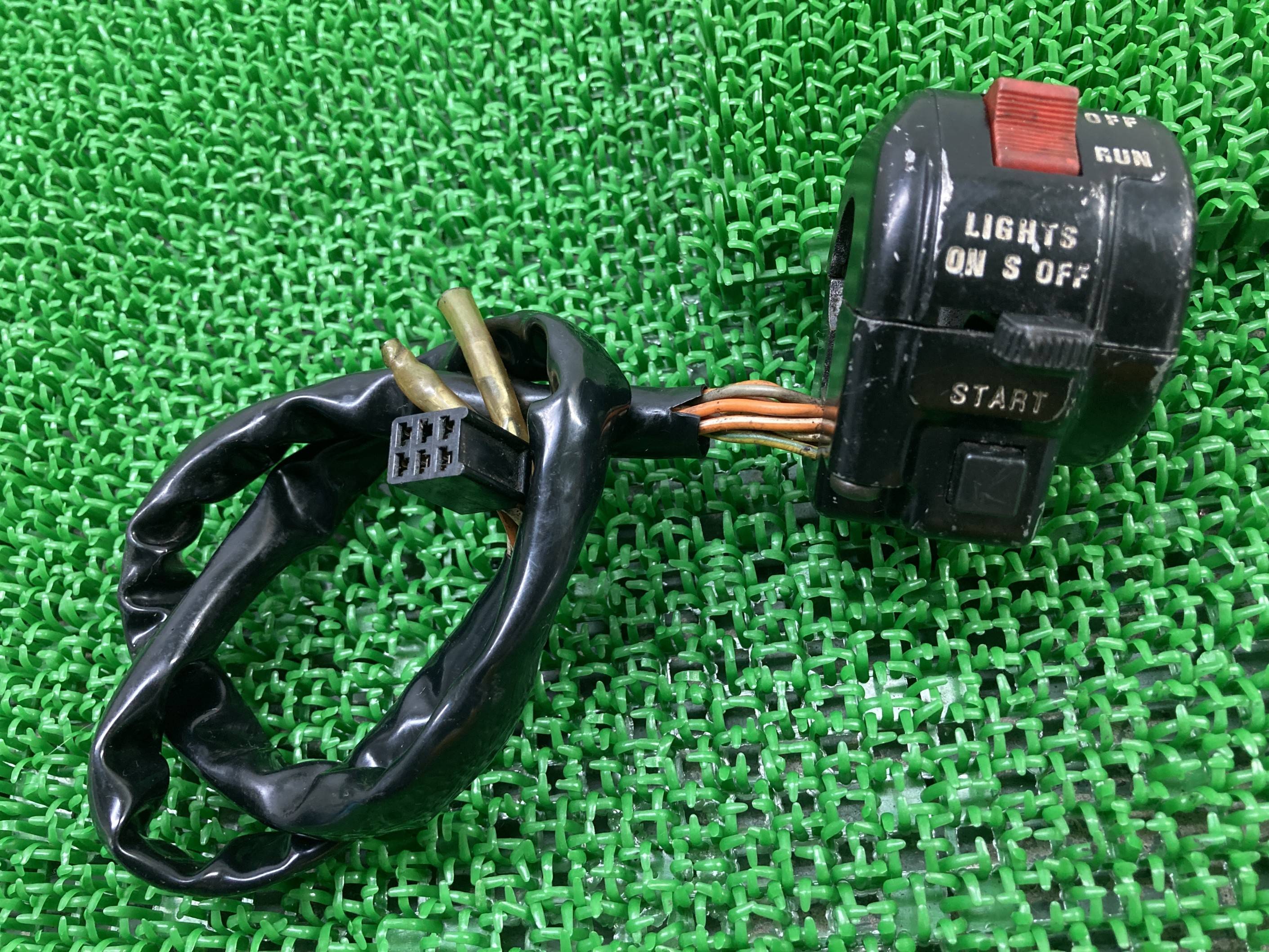 GSX400FSインパルス ハンドルスイッチ 右 スズキ 純正 バイク 部品 GK72A IMPULSE 当時物 スイッチボックス ペイント素材に 割れ欠け無し 車検 Genuine 【中古】 uP|ティーエスパーツ 店