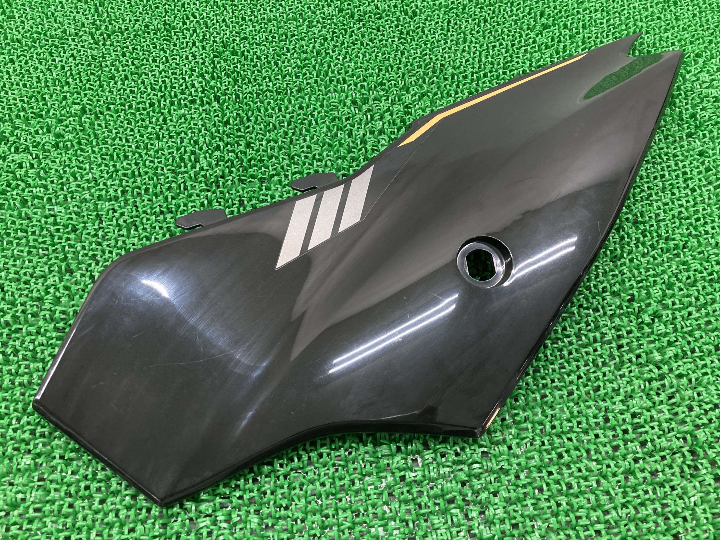 KLX230SM サイドカバー 左 黒 36001-0684 カワサキ 純正 バイク 部品 LX230A シートカウル コンディション良好 割れ欠け無し 品薄 車検 Genuine 【中古】 Id|ティーエスパーツ 店
