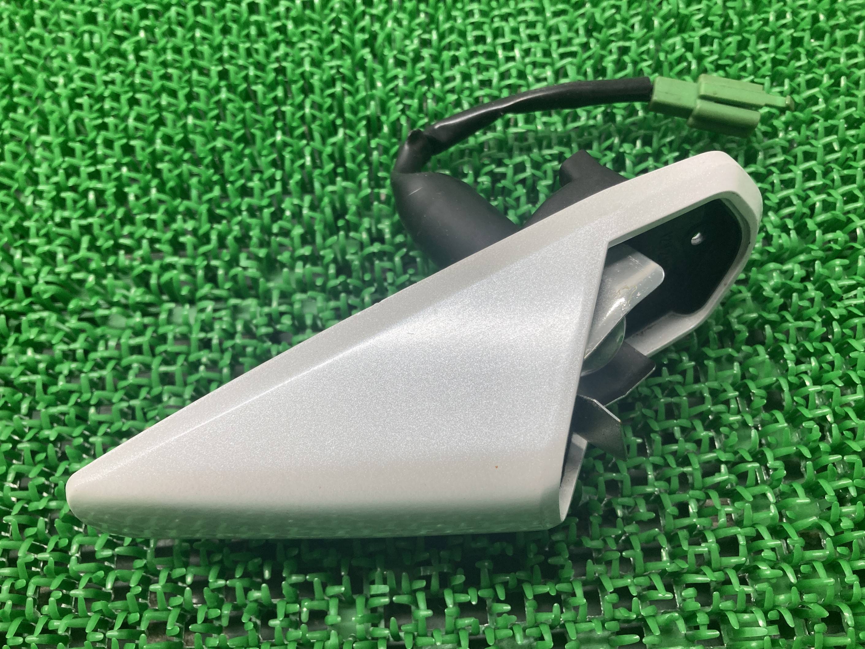 FZR250 フロントウインカーベース 右 パール 210-31431 ヤマハ 純正 バイク 部品 2KR シルキーホワイトフラッシュ コンディション良好 割れ欠け無し 品薄 車検 Genuine 【中古】 aR