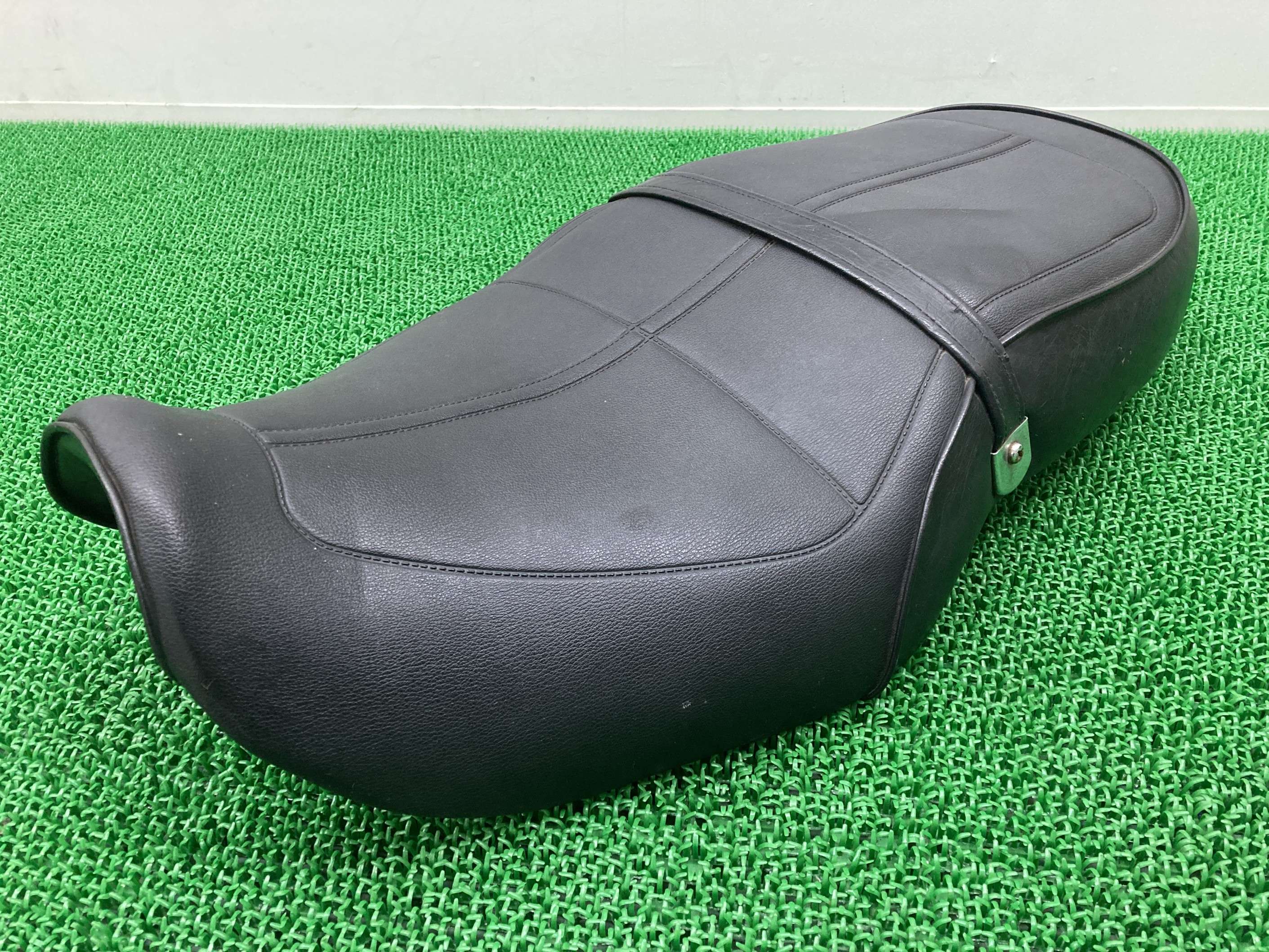 バリオス シート カワサキ 純正 中古 バイク 部品 ZR250A シートバンド 修復素材や張替えベースに 品薄 希少品 車検 Genuine Dq 魅力の新作バリオス シート カワサキ 純正 バイク 部品 ZR250A シート