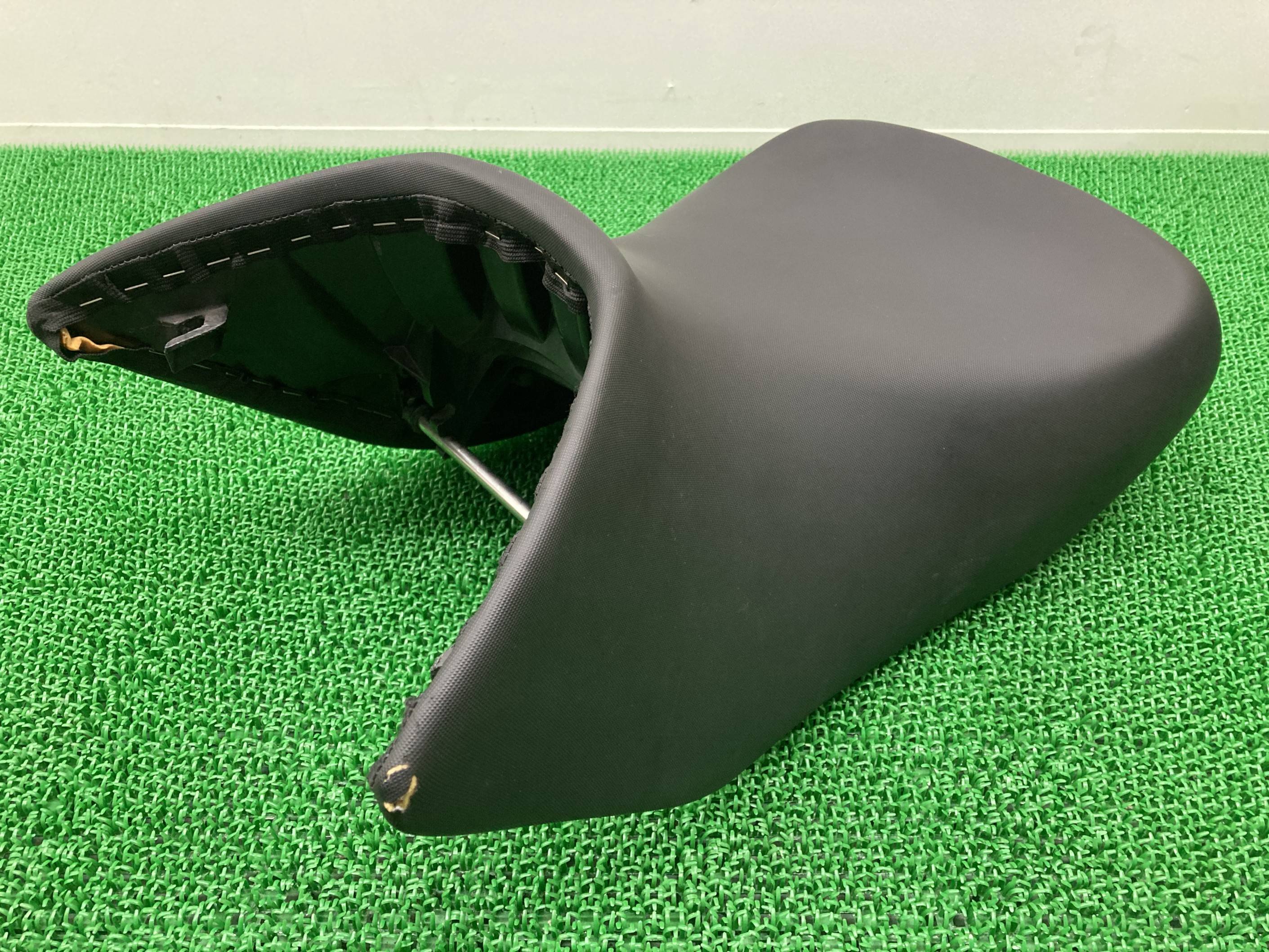 R1200GS フロントシート 5253-7667725 BMW 純正 バイク 部品 メインシート 修復素材や張替えベースに 品薄 希少品 車検 Genuine 【中古】 Id|ティーエスパーツ 店