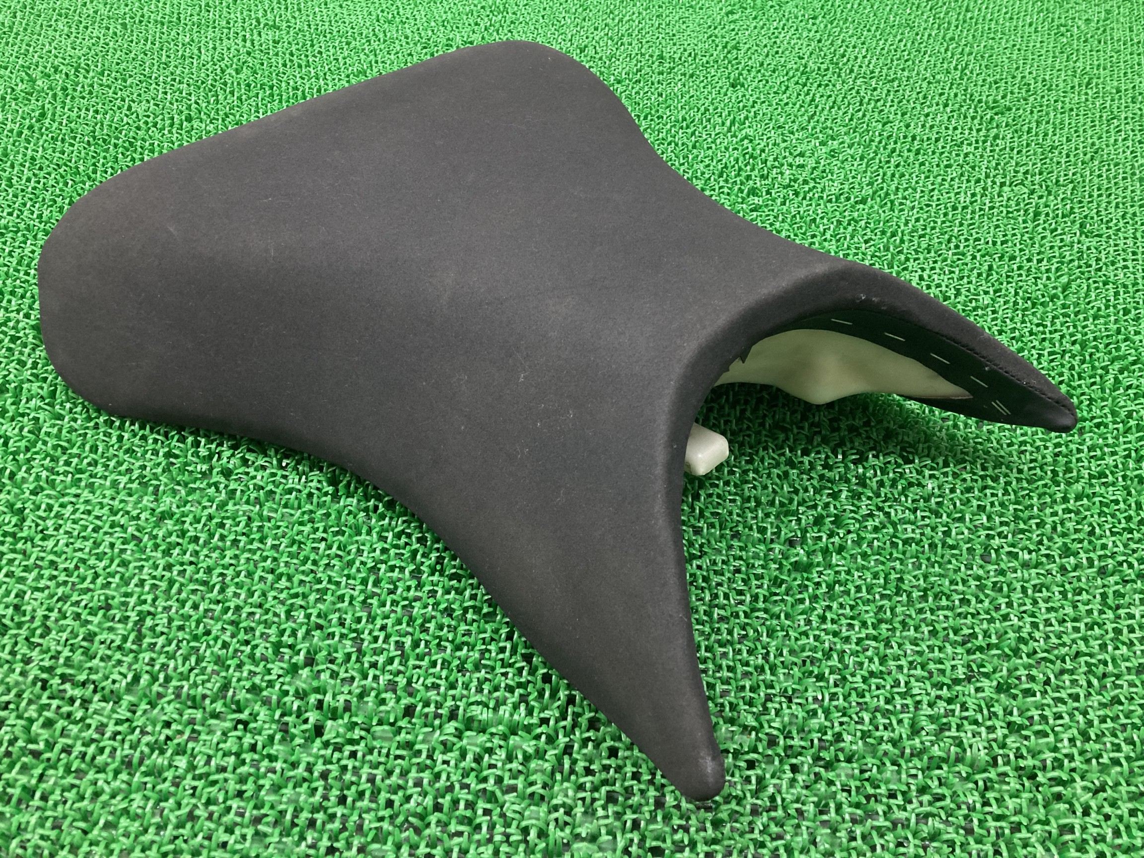 ZX-6R フロントシート 53001-1871 カワサキ 純正 バイク 部品 ZX600G ZX600J メインシート 修復素材や張替えベースに 品薄 車検 Genuine 【中古】 iU