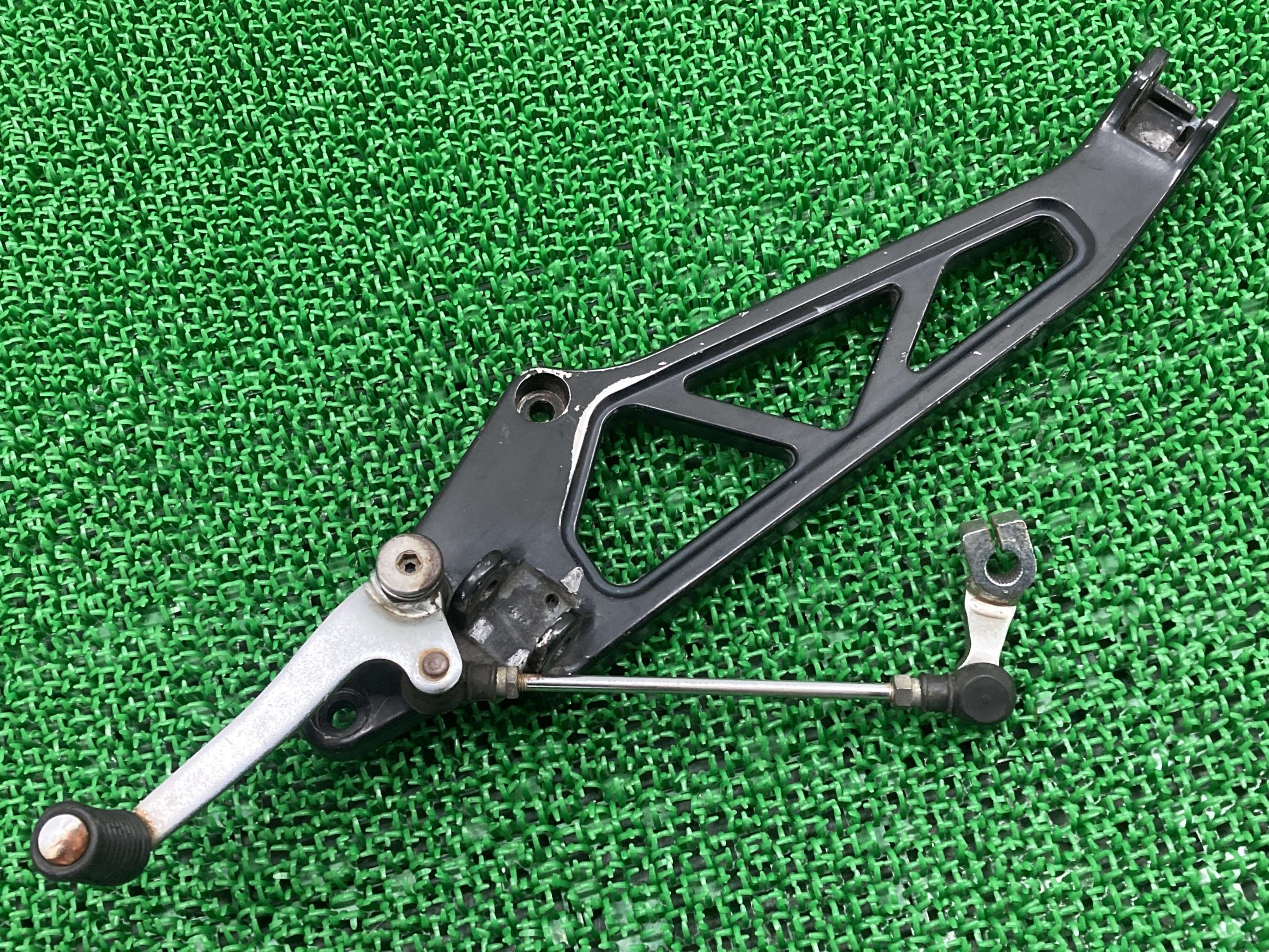 CB400SF ステッププレート 左 MY9 ホンダ 純正 バイク 部品 NC31 バージョンS シフトペダル シフトロッド 修復素材やペイント素材に 車検 Genuine 【中古】 Zx