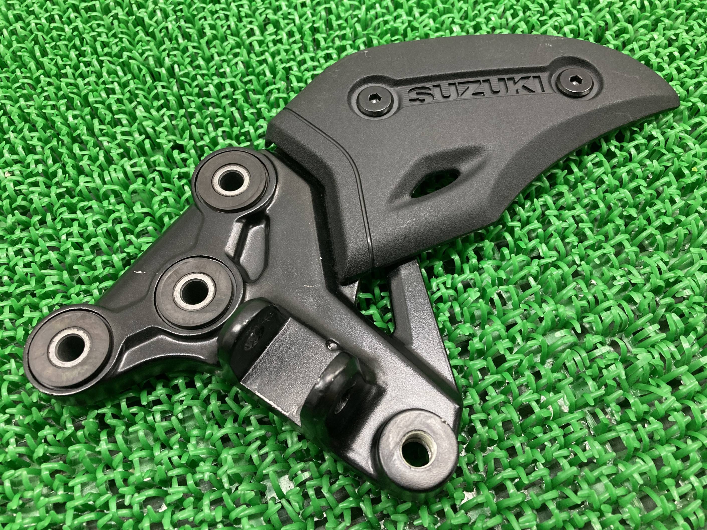 GSX1300Rハヤブサ ステップホルダー 左 10L スズキ 純正 バイク 部品 EJ11A ヒールガード 曲がり無し 希少品 品薄 車検 Genuine 【中古】 Au