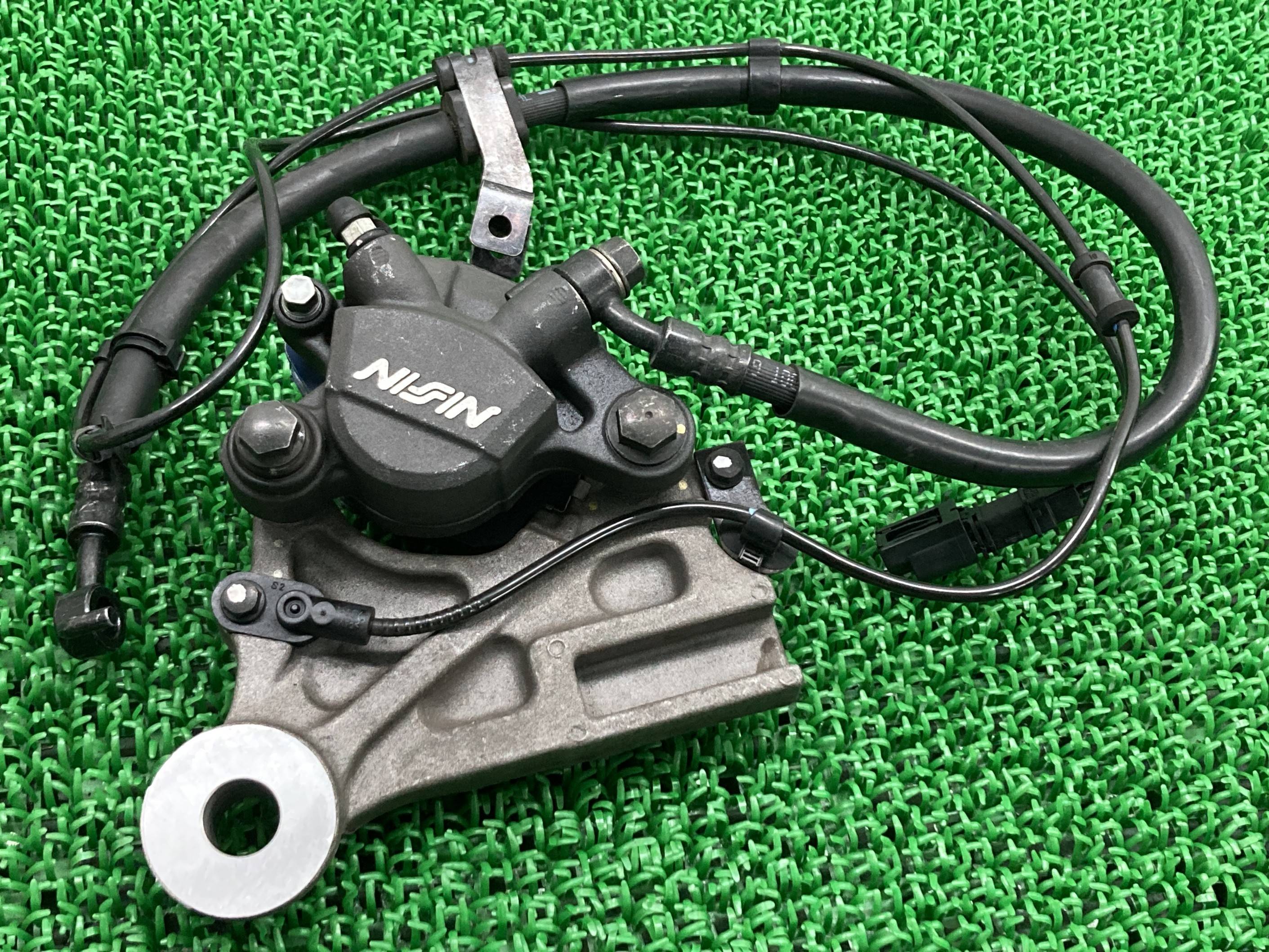 CBR400R リアブレーキキャリパー MKA ホンダ 純正 バイク 部品 NC56 キャリパーサポート ホース ニッシン 割れ欠け無し 車検 Genuine 【中古】 Zk｜ティーエスパーツ　店