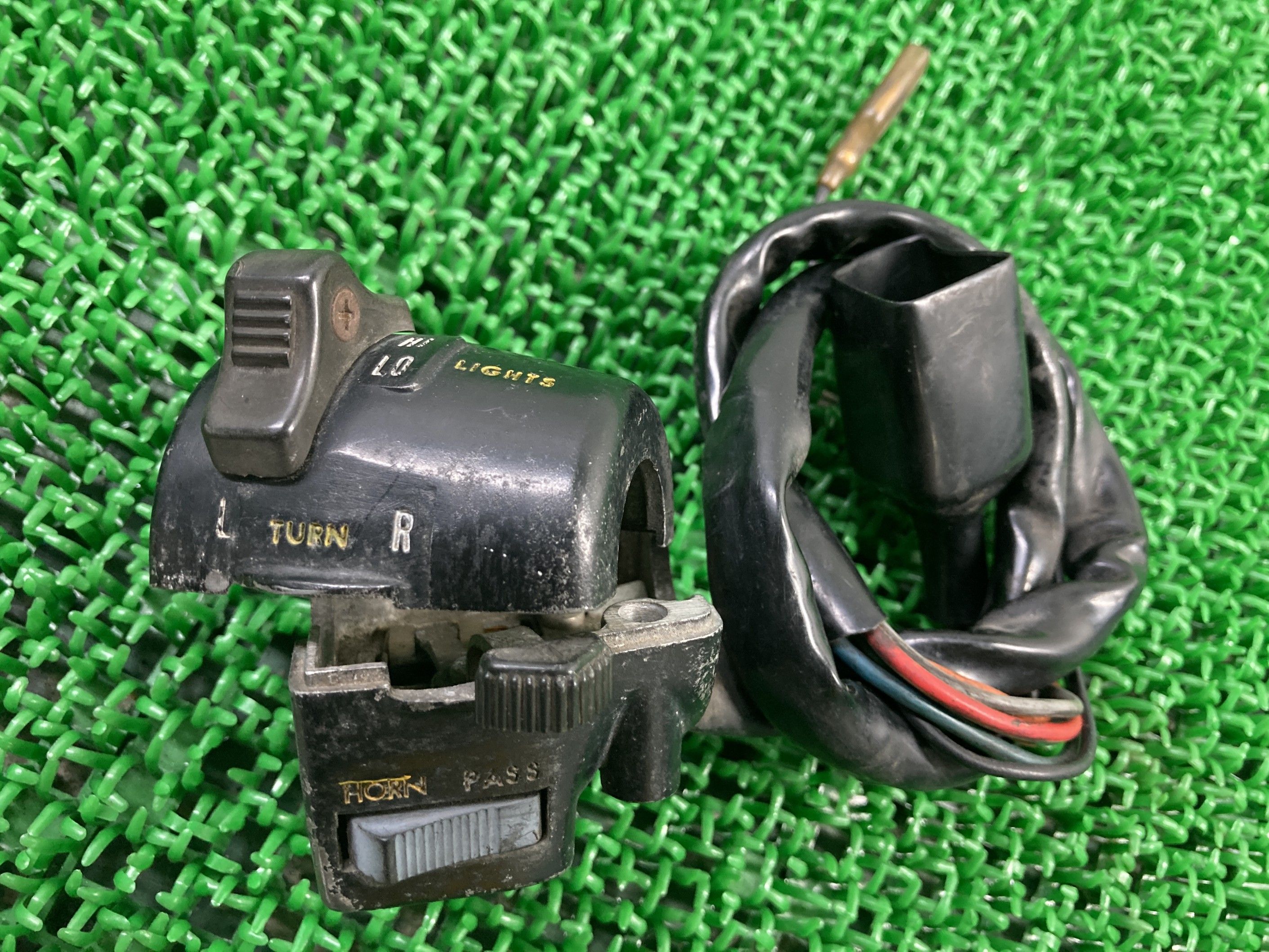 Z750TWIN ハンドルスイッチ 左 008 カワサキ 純正 バイク 部品 KZ750B Z750ツイン 当時物 絶版旧車 昭和レトロ 車検 Genuine 【中古】 uV