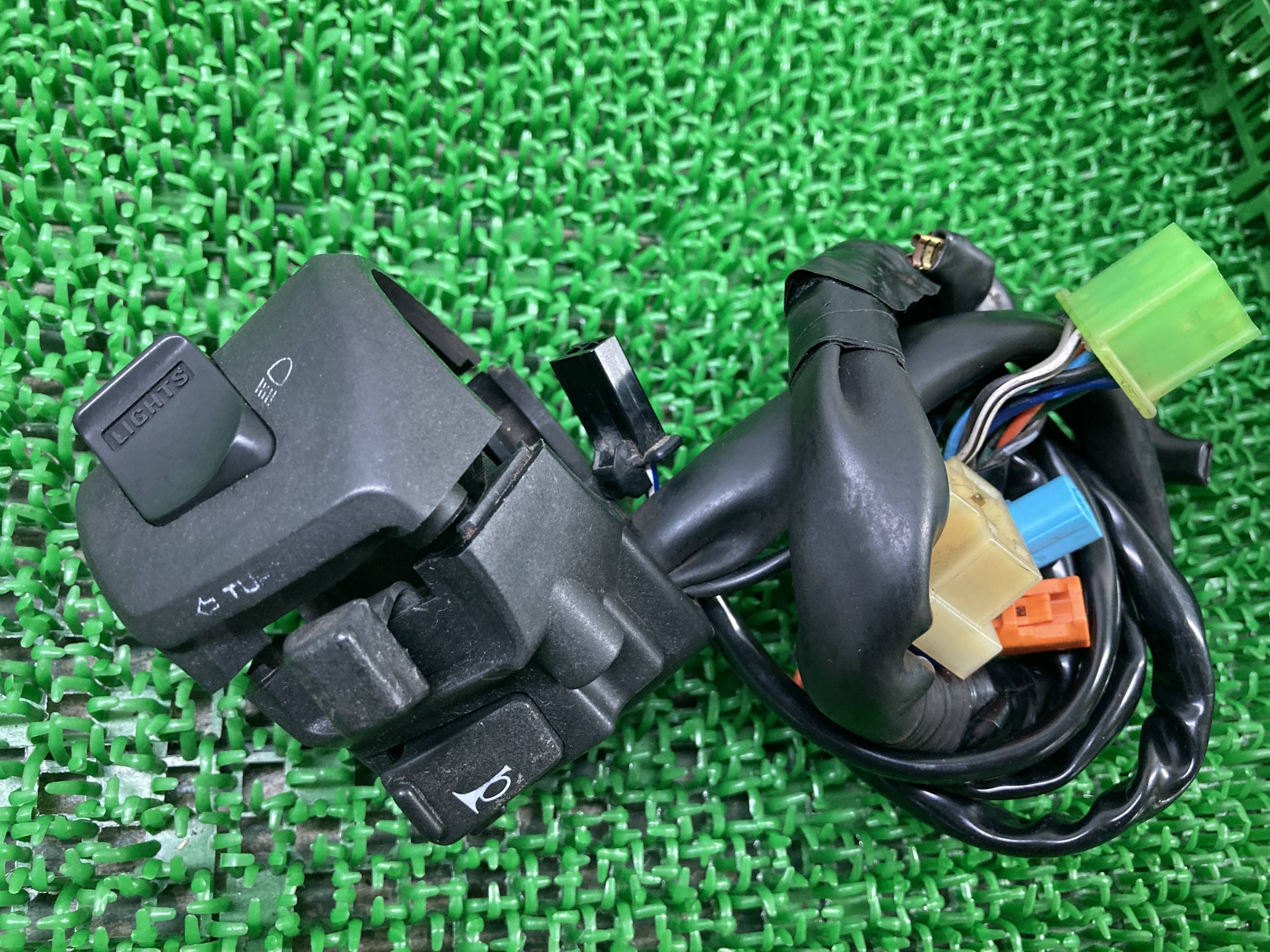 VTR250 ハンドルスイッチ 左 HM-32QB-T ホンダ 純正 バイク 部品 MC33 FI用 スイッチボックス おすすめ品 割れ欠け無し 車検 Genuine 【中古】 vI