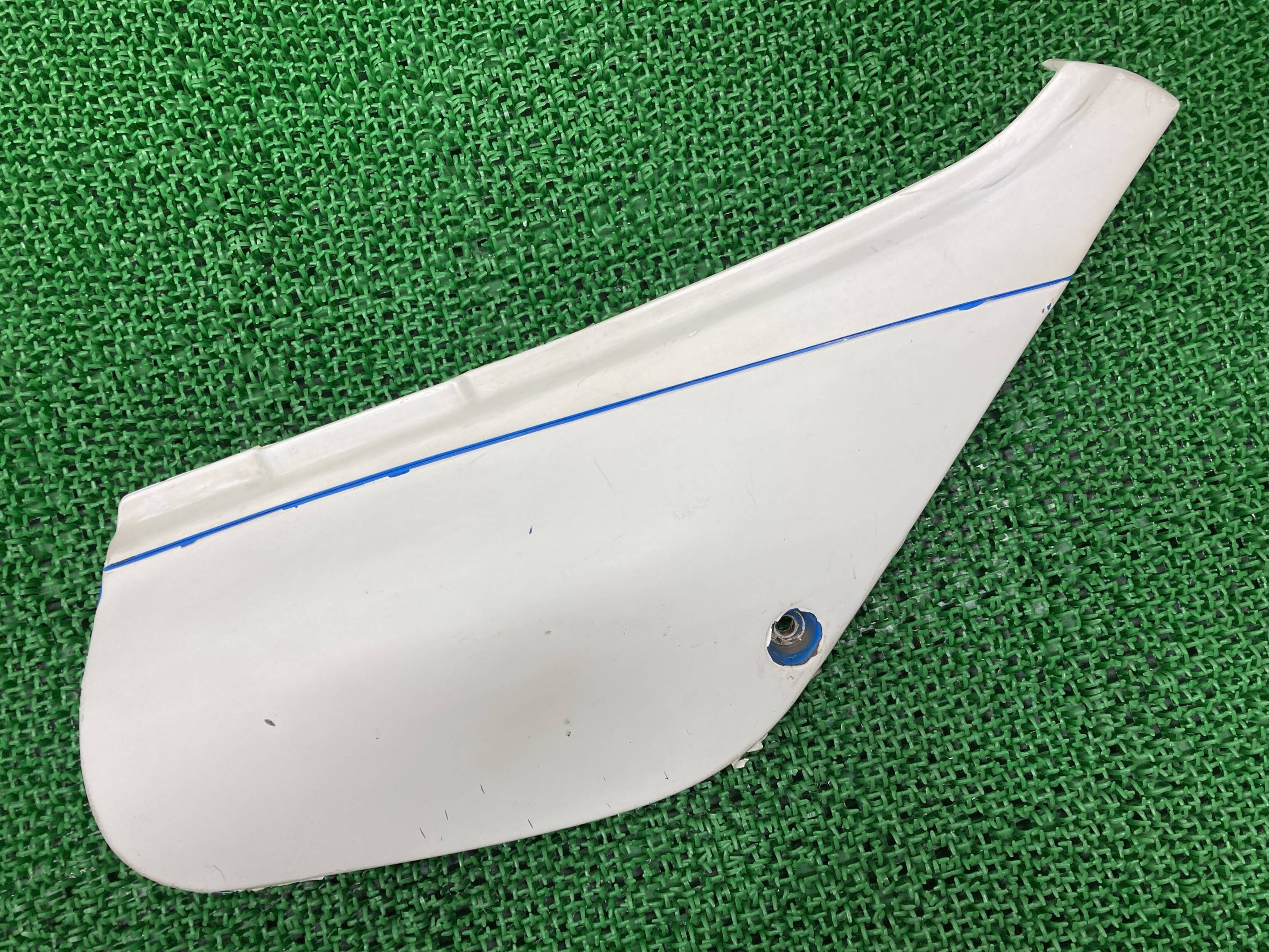XR100R サイドカバー 右 GN1 ホンダ 純正 バイク 部品 HE03 前期 当時物 シートカウル ペイント素材に 車検 Genuine 【中古】 fZ