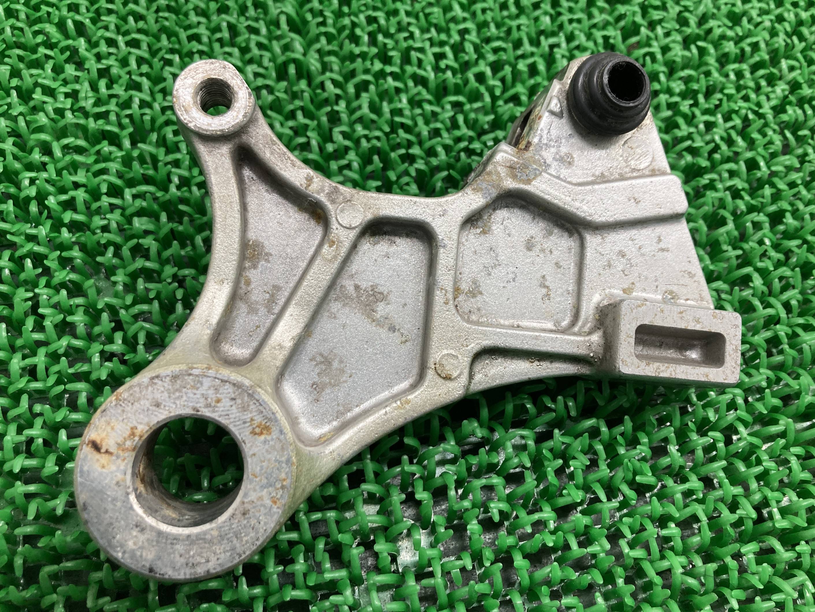 NSR250R リアブレーキキャリパーサポート KV3 ホンダ 純正 バイク 部品 MC21 キャリサポ 割れ欠け無し お安くどうぞ 車検 Genuine 【中古】 oI