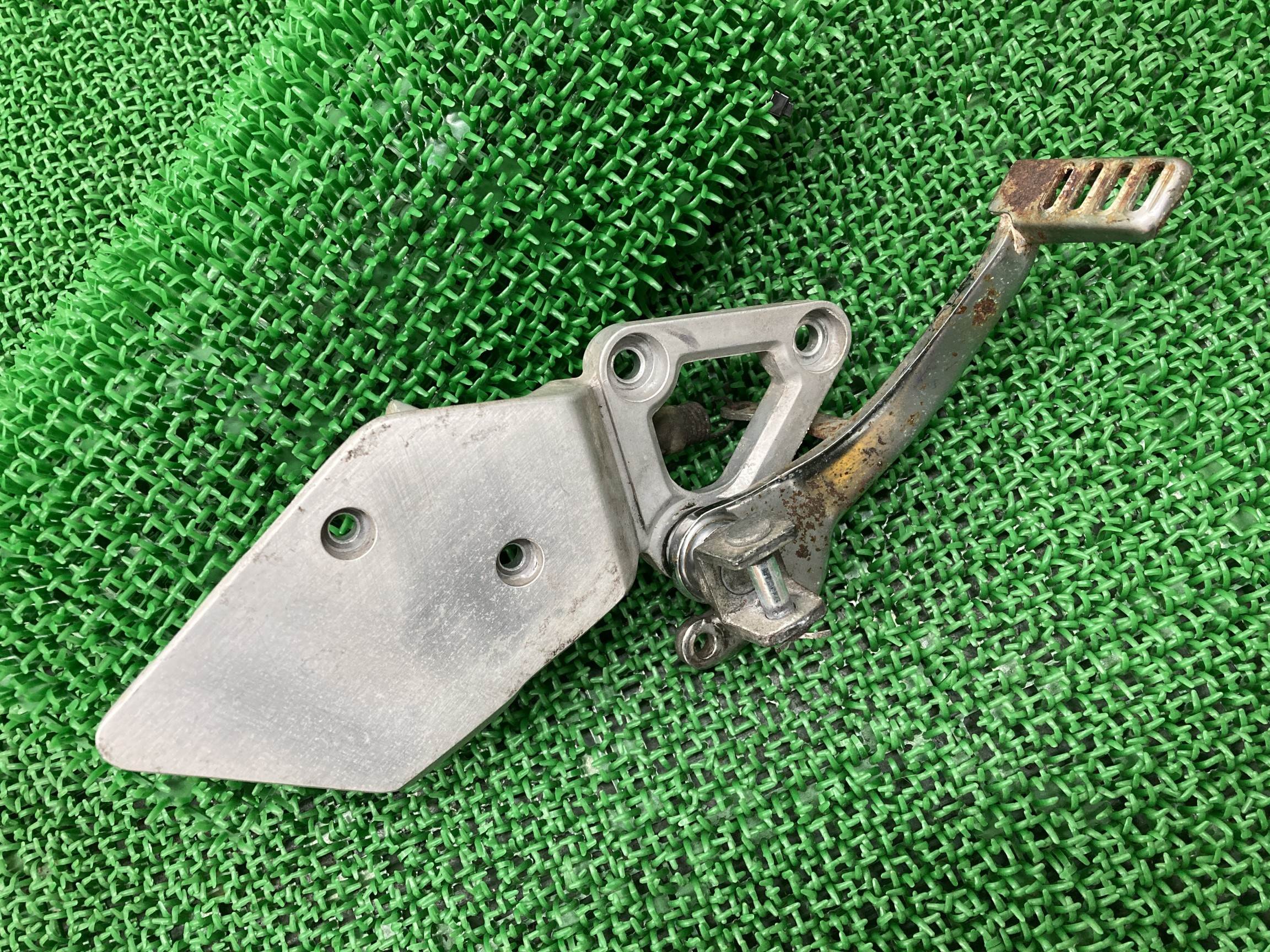 ジェイド ステップホルダー 右 KAF ホンダ 純正 バイク 部品 MC23 JADE メインステップ ブレーキペダル カスタム素材に 車検 Genuine 【中古】 Qs