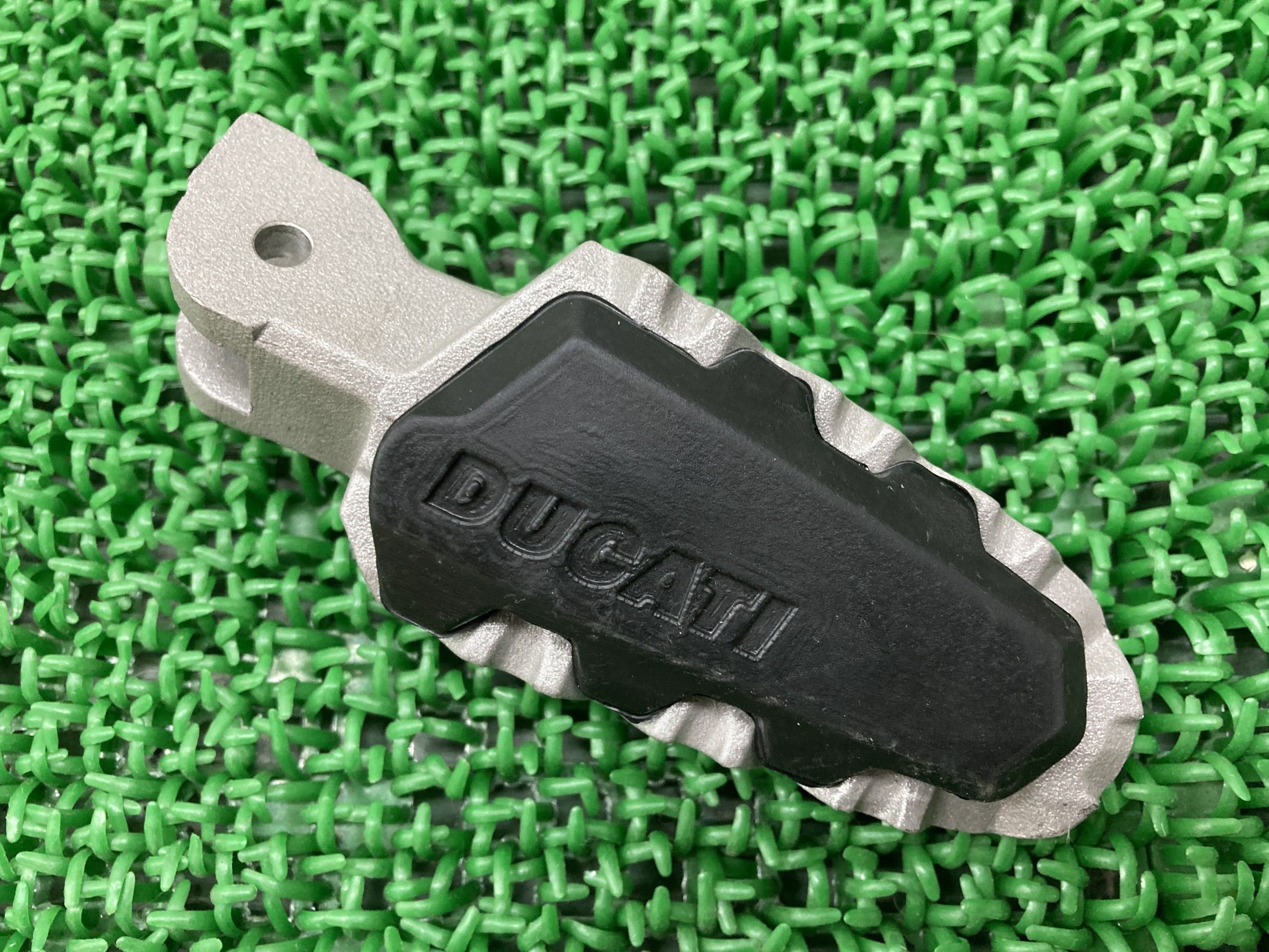 ムルティストラーダ1200 ステップペグ 右 ドゥカティ 純正 バイク 部品 ハイパーモタード821 ハイパーモタード939 メインステップ 綺麗 良品 車検 Genuine 【中古】 Kc