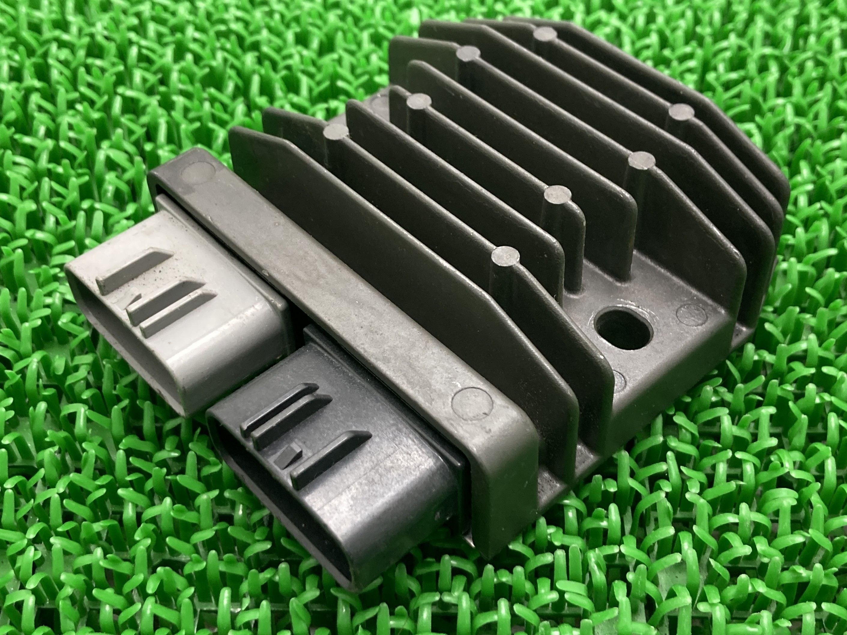 ボンネビルT100 レギュレター トライアンフ(TRIUMPH) 純正 バイク 部品 MOSFET トライアンフ ドゥカティ 1199 レギュレーター 車検 Genuine 【中古】 Xw｜ティーエスパーツ　店 8,424円