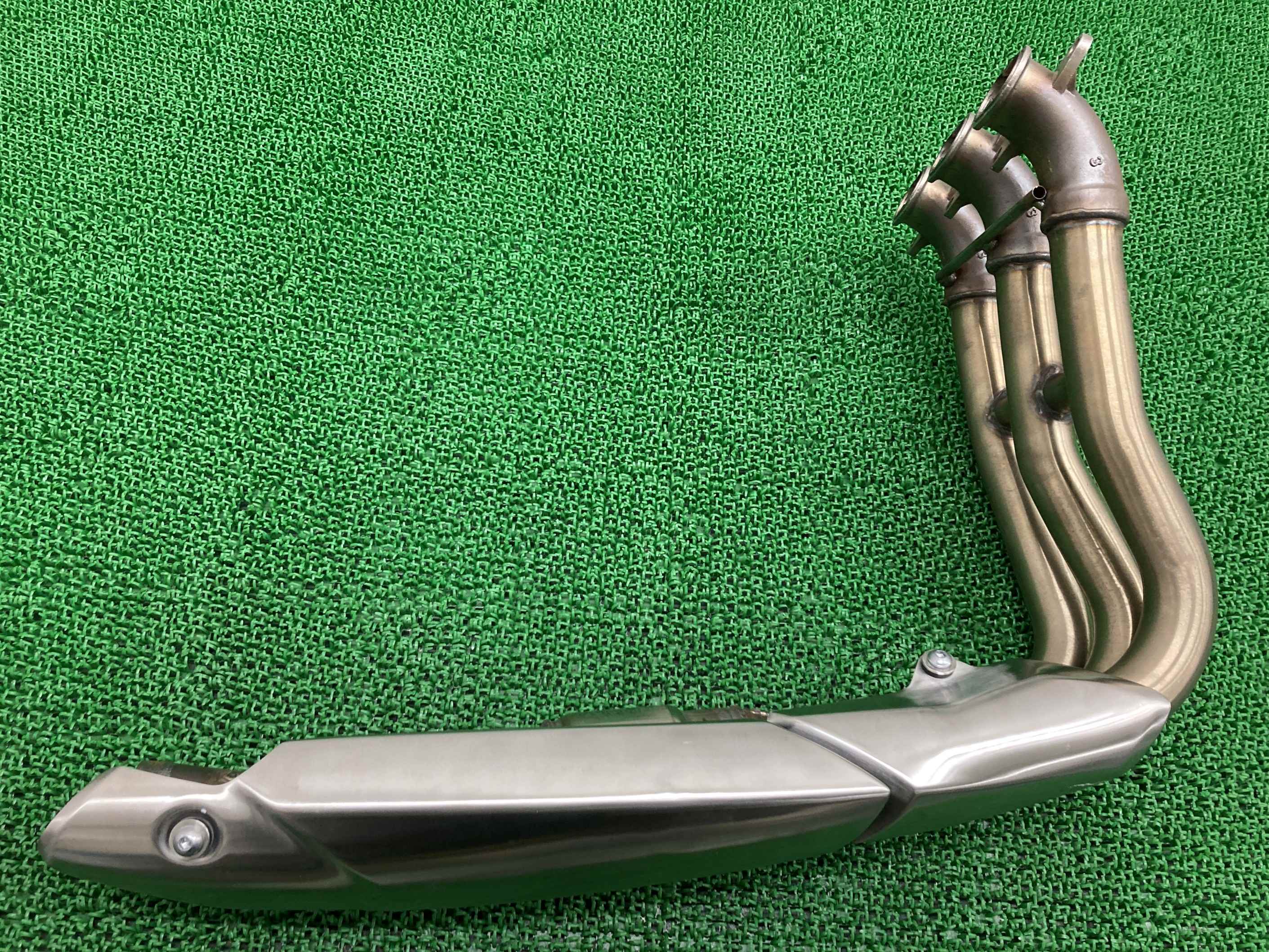 スピードトリプル1050 エキパイマフラー 2206650 トライアンフ(TRIUMPH) 純正 バイク 部品 トライアンフ R 11～15年 ヒートガード コンディション良好 コケキズ無し 車検 Genuine 【中古】 Se｜ティーエスパーツ　店