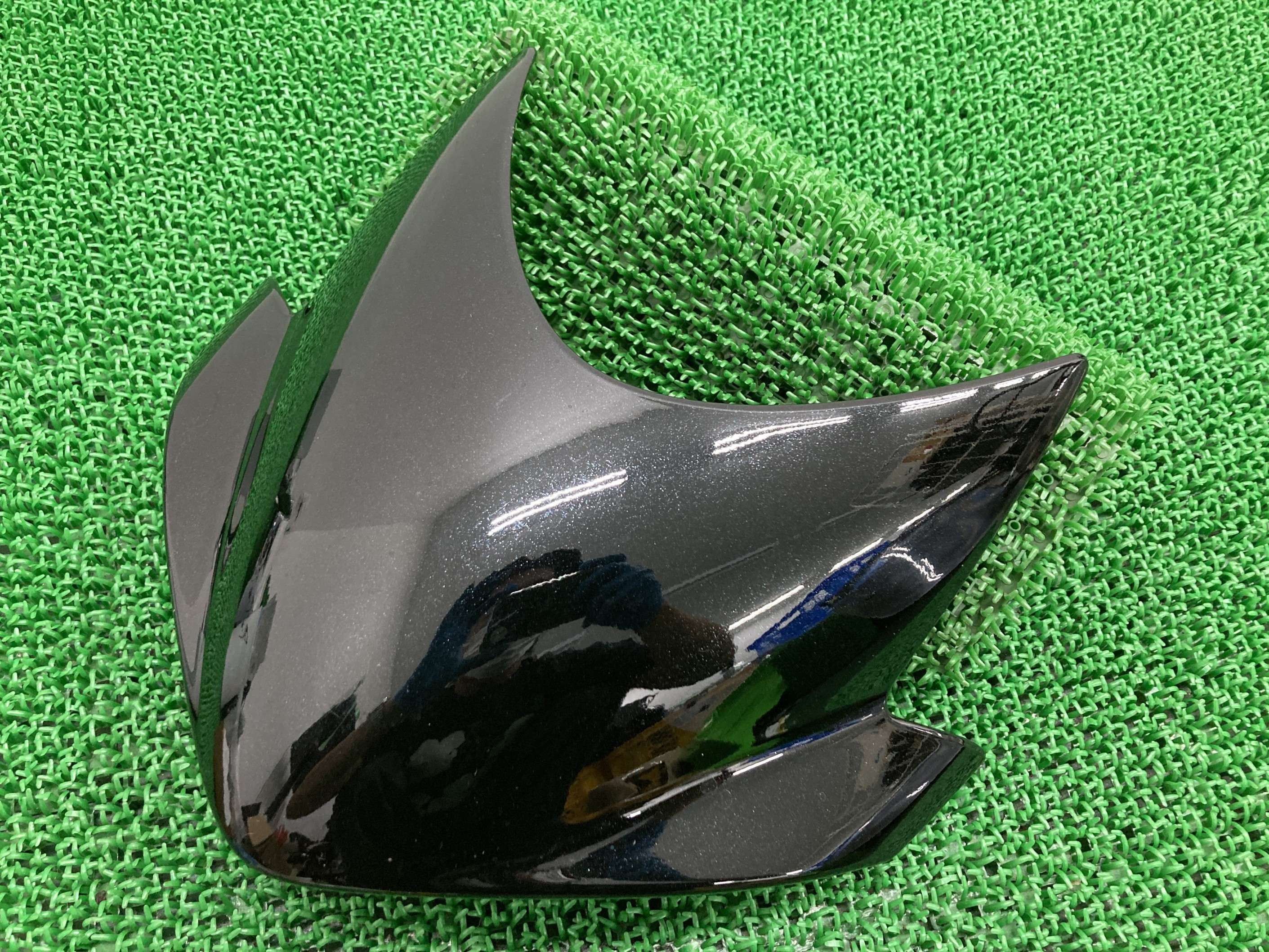 ストリートトリプル1050 フロントカウル 黒M A9700286 トライアンフ(TRIUMPH) 純正 バイク 部品 トライアンフ フライスクリーン メーターバイザー 綺麗 良品 割れ欠け無し 車検 Genuine 【中古】 Vu|ティーエスパーツ 店