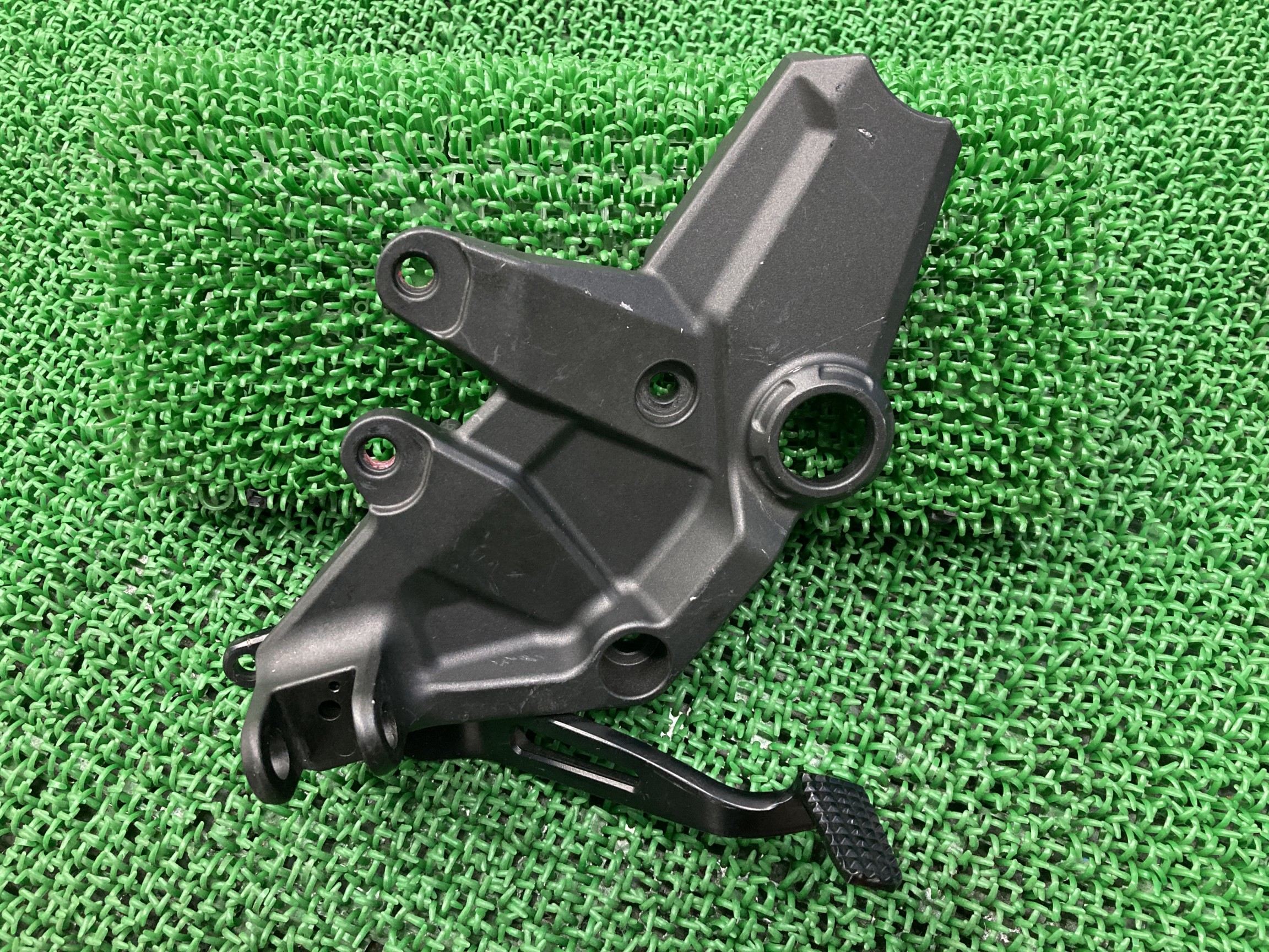 ZH2 ステップホルダー 右 1496 カワサキ 純正 バイク 部品 ZRT00K ZRT00R メイン ブレーキペダル おすすめ品 曲がり無し 品薄 希少品 車検 Genuine 【中古】 Hk｜ティーエスパーツ　店