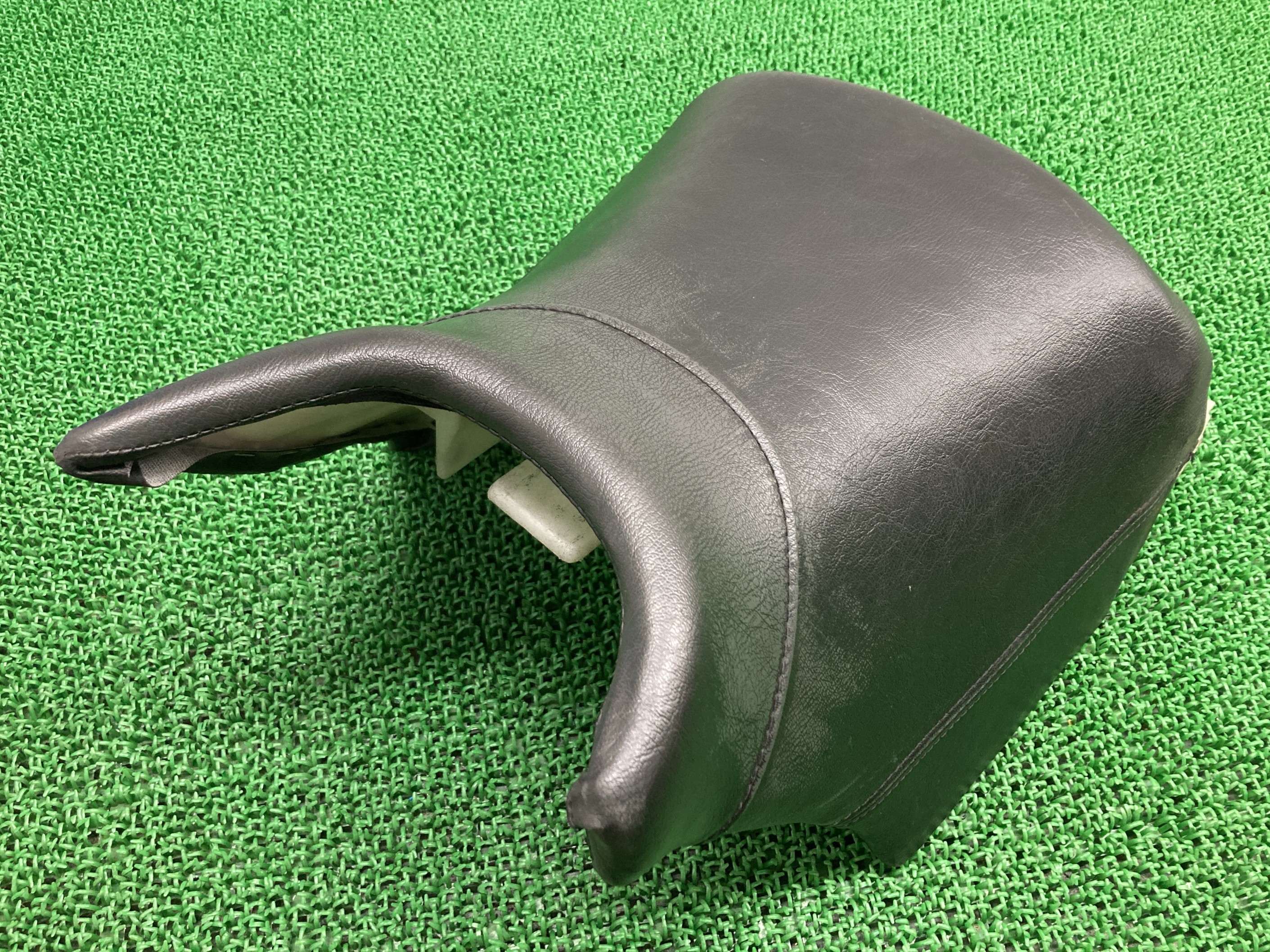 V-MAX フロントシート 1FK ヤマハ 純正 バイク 部品 メインシート アンコ盛り 破れ無し 車検 Genuine 【中古】 Gg｜ティーエスパーツ　店