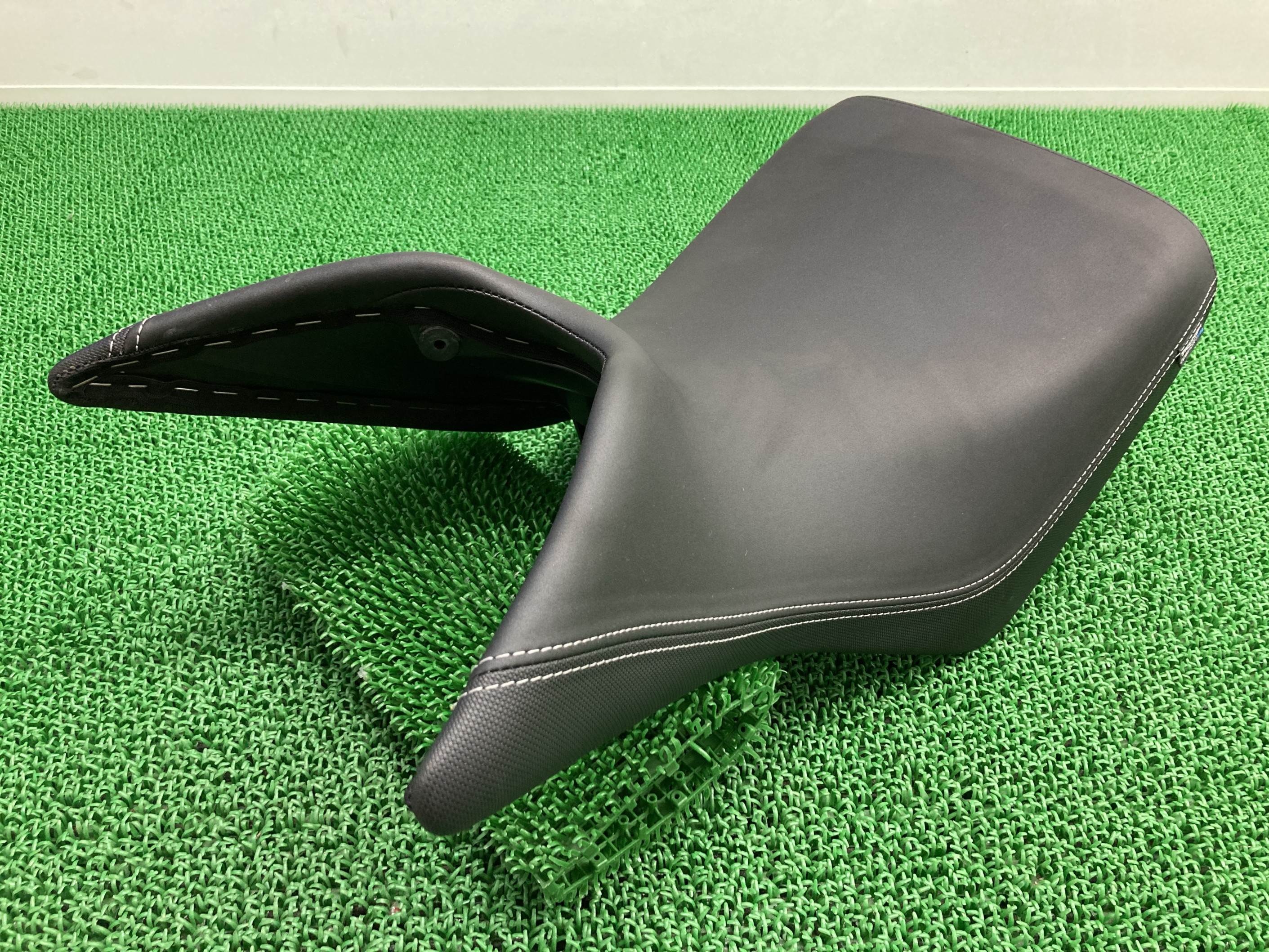 タイガー800 フロントシート 2304370 トライアンフ(TRIUMPH) 純正 バイク 部品 メインシート トライアンフ TIGER800 コンフォートシート 破れ無し おすすめ品 車検 Genuine 【中古】 Zo｜ティーエスパーツ　店