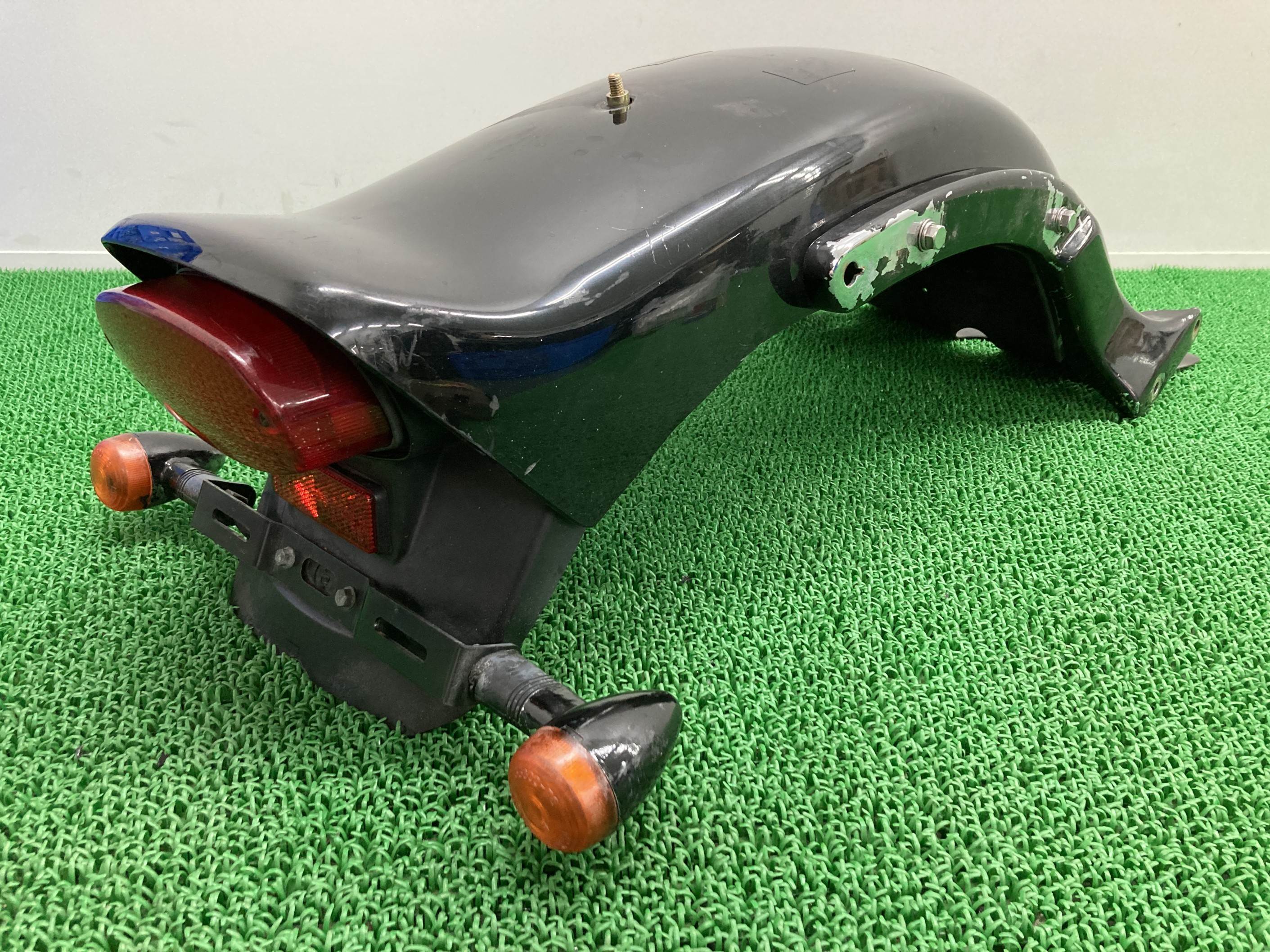 ドラッグスター400 リアフェンダー 黒M ヤマハ 純正 バイク 部品 4TR VH01J テールランプ ウインカー カット加工 カスタム素材に 割れ欠け無し 車検 Genuine 【中古】 Sn|ティーエスパーツ 店