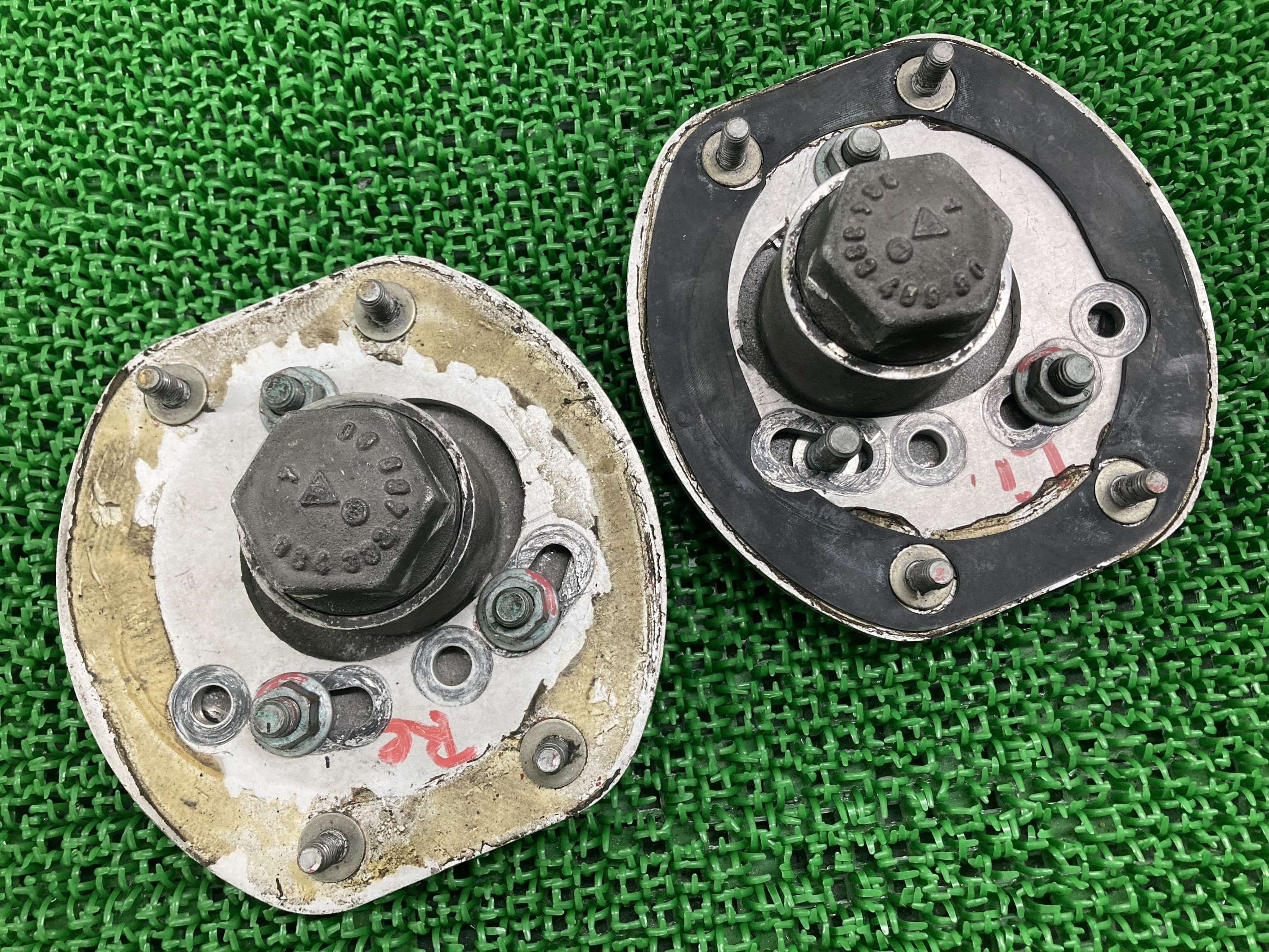 993RS ピロアッパーマウント 左右 964.333.469.80 ポルシェ 純正 バイク 部品 911 GT2 フロントショックアブソーバー 割れ欠け無し 即日発送 車検 Genuine 【中古】 iJ｜ティーエスパーツ　店