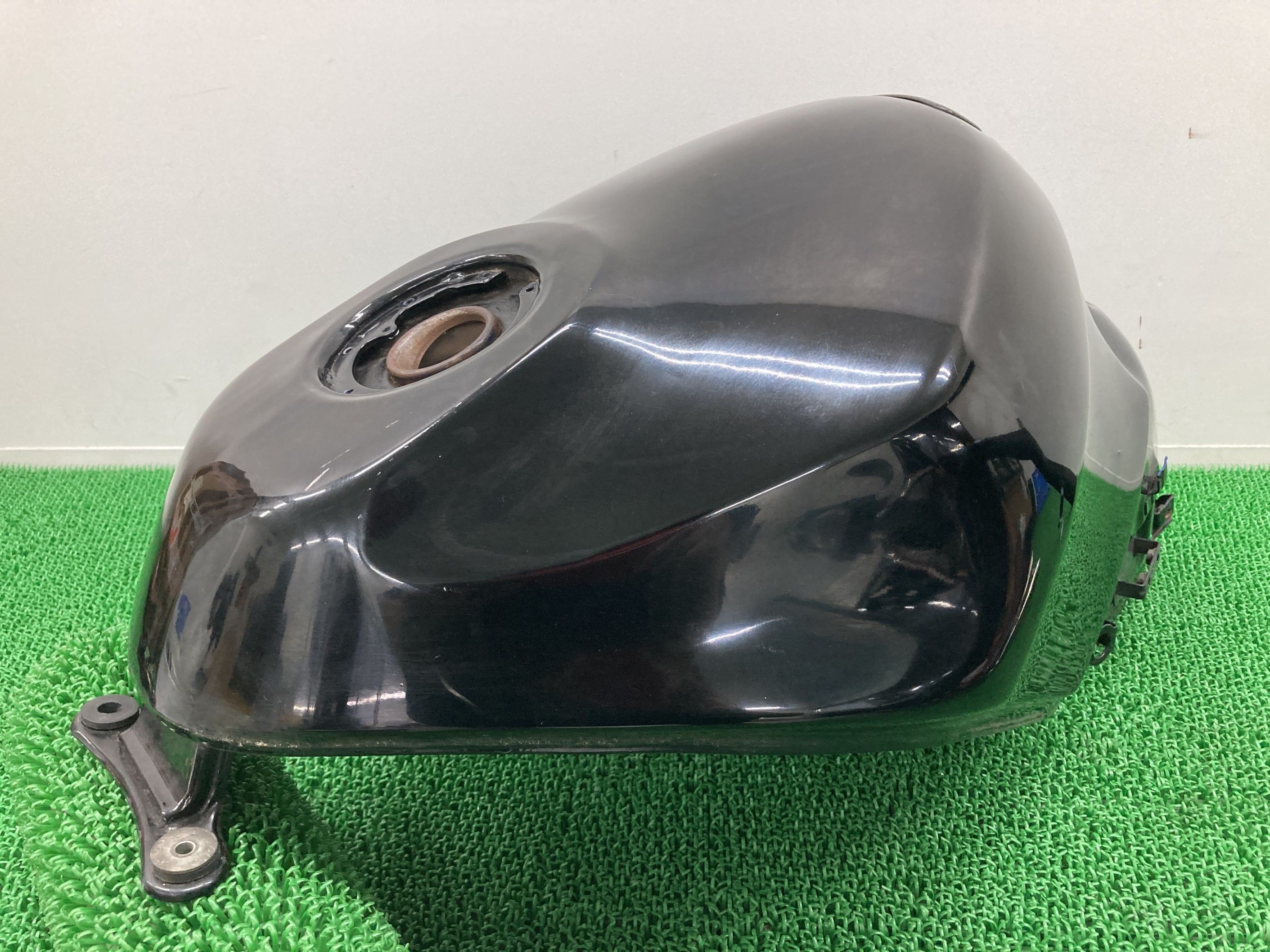 ZZ-R1100 タンク 黒 カワサキ 純正 バイク 部品 ZX1100C ZXT10C ZZR1100C フューエルタンク 燃料タンク ガソリンタンク 修復素材に 穴あきなし 車検 Genuine 【中古】 Fg|ティーエスパーツ 店