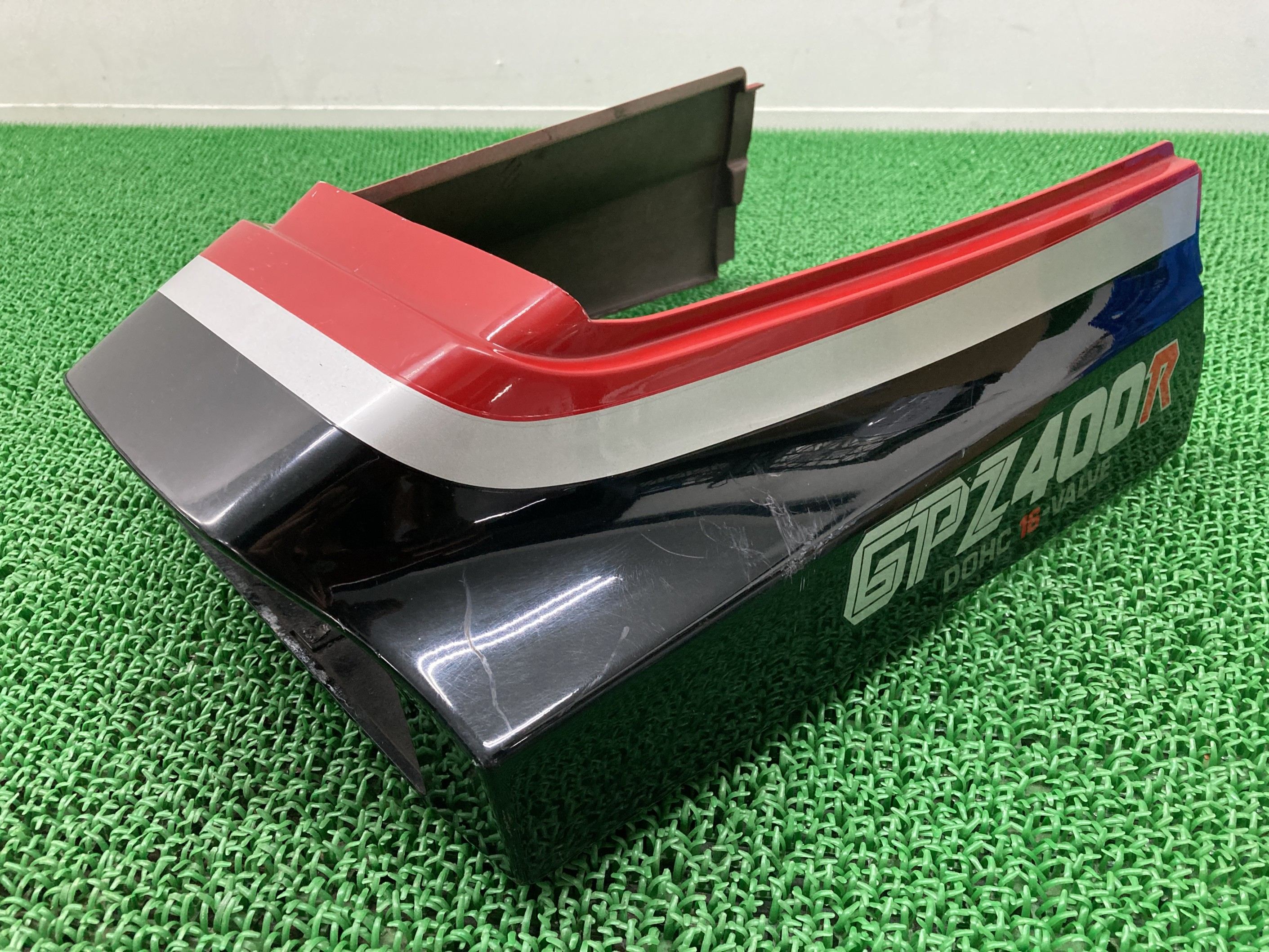 GPZ400R テールカウル 黒/赤 14025-1722B/14052-1722B カワサキ 純正 バイク 部品 ZX400D 14025-1722B 14052-1722B 当時物 シートカウル 修復素材に コケキズ無し 車検 Genuine 【中古】 Sd|ティーエスパーツ 店