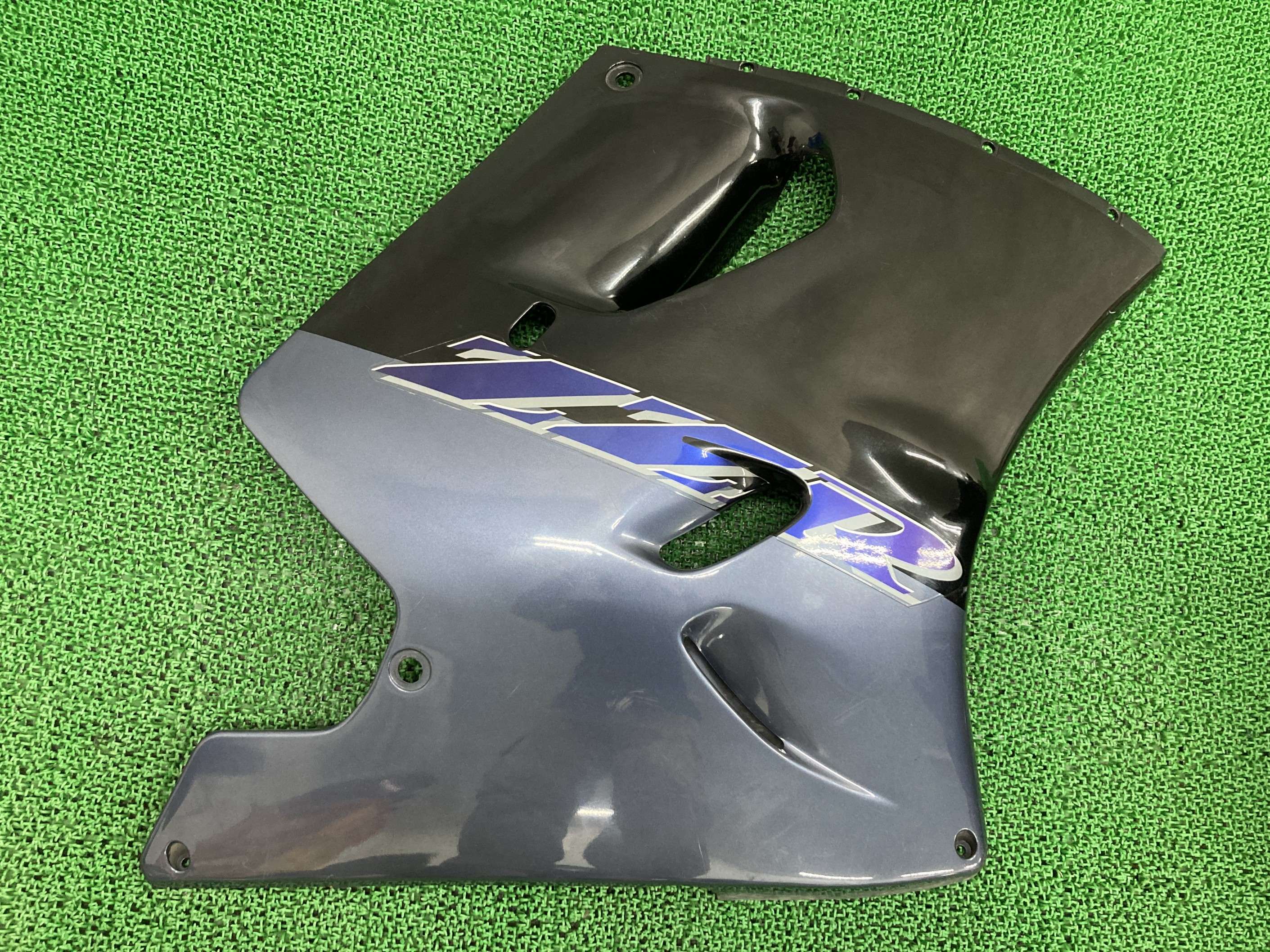 ZZ-R1100 サイドカウル 右 黒/ガンM 55027-1136 カワサキ 純正 バイク 部品 ZX1100D 修復素材に コケキズ無し 車検 Genuine 【中古】 gF|ティーエスパーツ 店