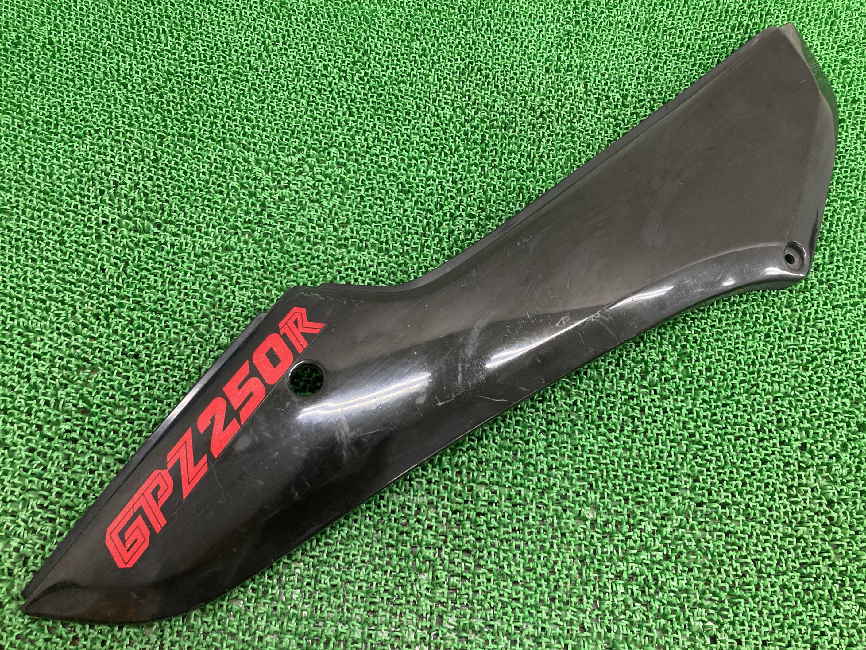 GPZ250R テールカウル 右 黒 36001-1331 カワサキ 純正 バイク 部品 EX250E シートカウル コケキズ無し 当時物 品薄 希少 車検 Genuine 【中古】 Et｜ティーエスパーツ　店