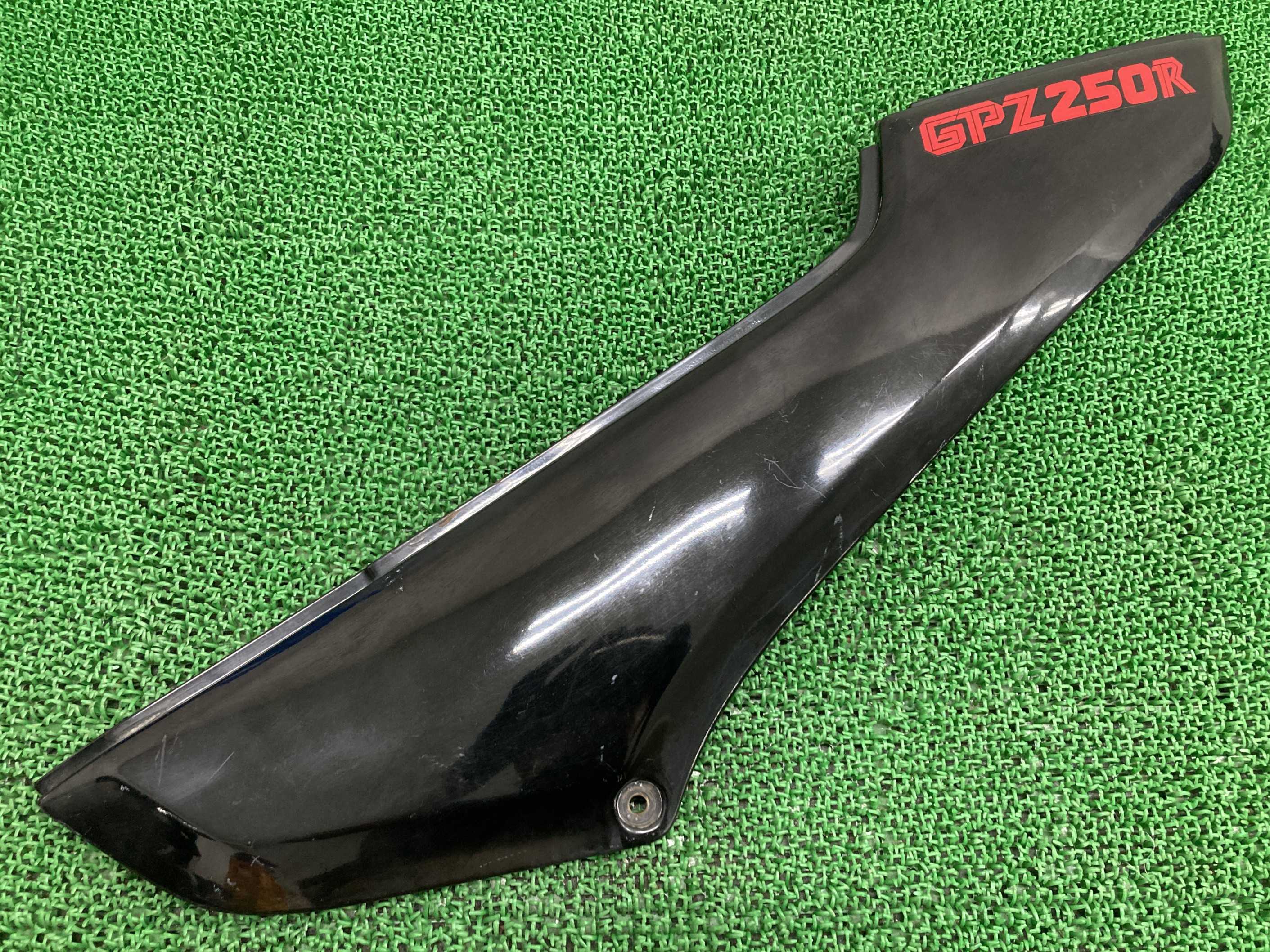 GPZ250R テールカウル 左 黒 36001-1330 カワサキ 純正 バイク 部品 EX250E シートカウル カスタム素材に コケキズ無し 当時物 品薄 希少 車検 Genuine 【中古】 wH|ティーエスパーツ 店