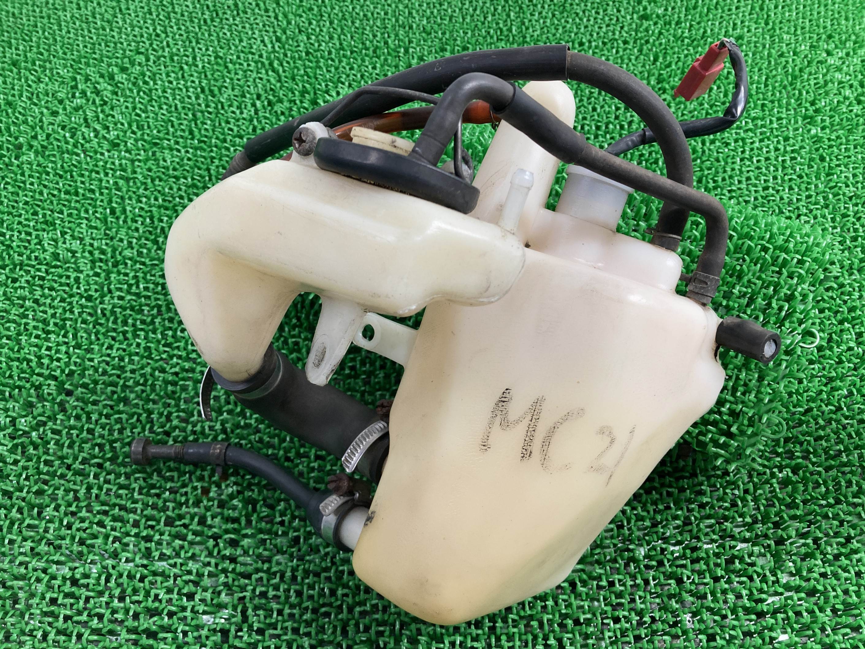 NSR250R リザーバータンク ホンダ 純正 バイク 部品 MC21 オイルタンク リザーブタンク オイルレベルゲージ 修復素材に 品薄 車検 Genuine 【中古】 Ak｜ティーエスパーツ　店