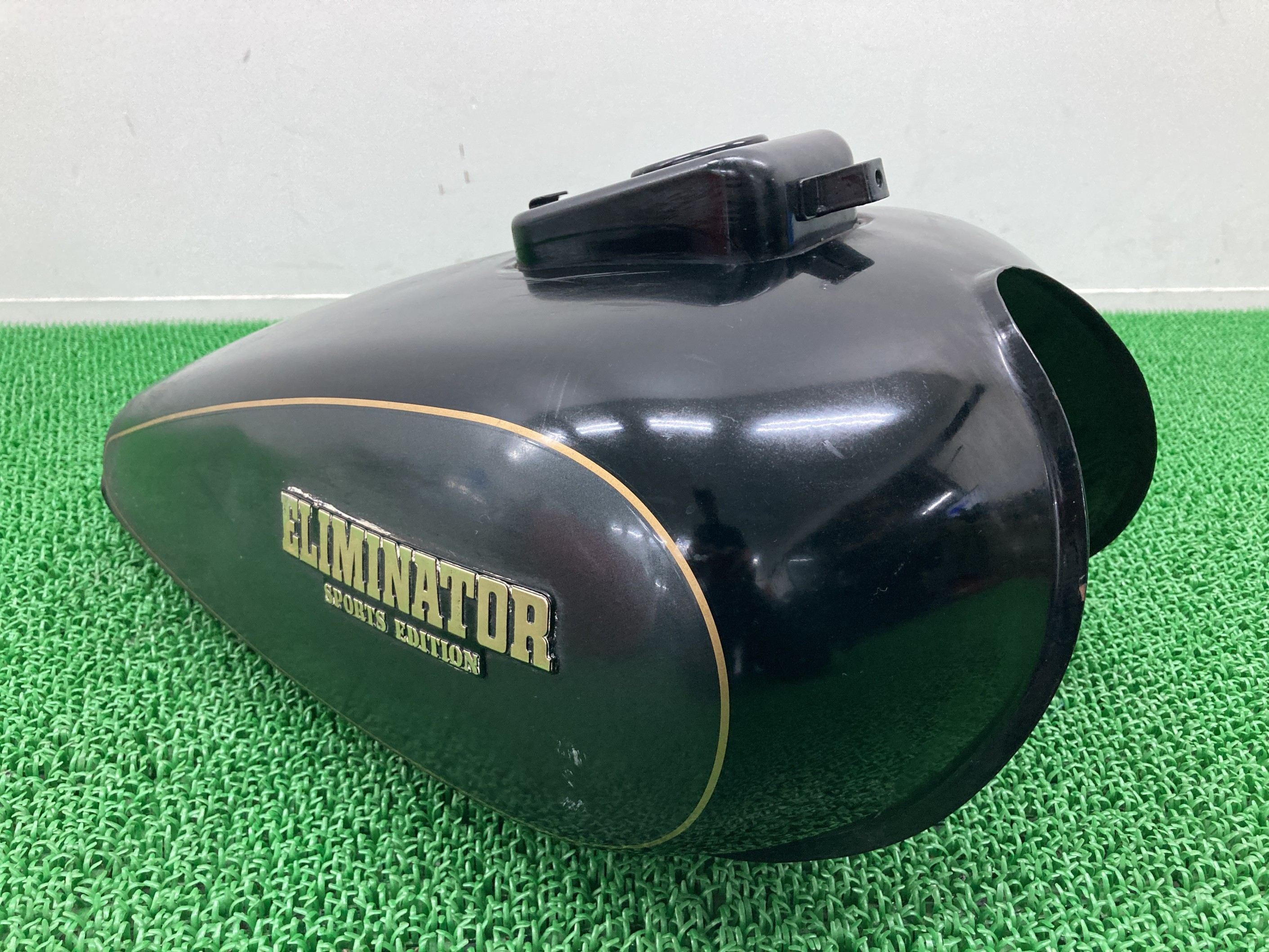 エリミネーター250SE タンク 黒 カワサキ 純正 バイク 部品 EL250A ELIMINATOR250SE フューエルタンク 燃料タンク ガソリンタンク 修復素材に 穴あき無し 車検 Genuine 【中古】 dU｜ティーエスパーツ　店 7,992円