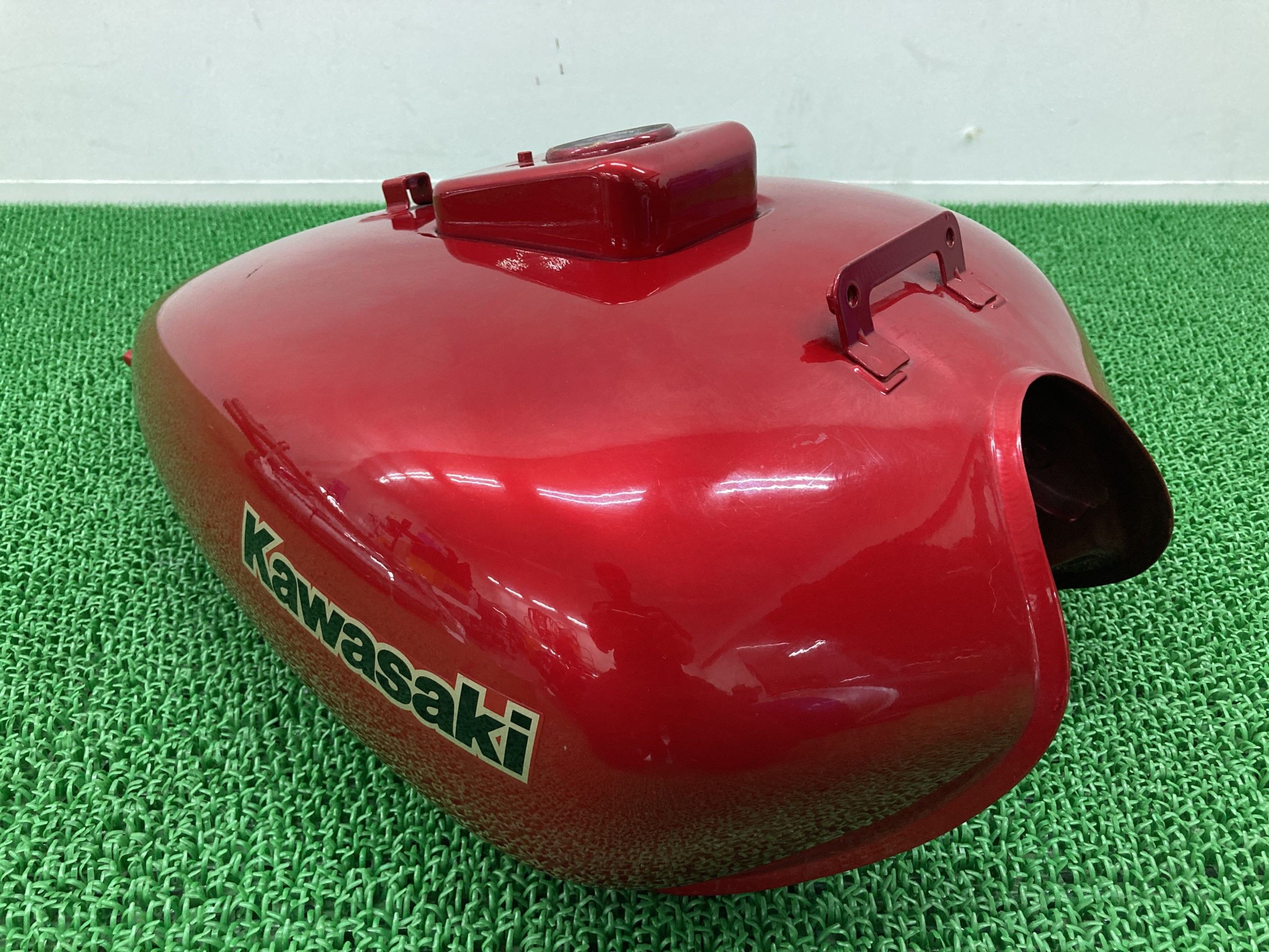 エリミネーター125 タンク 赤M カワサキ 純正 バイク 部品 BN125A ELIMINATOR125 フューエルタンク 燃料タンク ガソリンタンク 修復素材に 車検 Genuine 【中古】 lE｜ティーエスパーツ　店