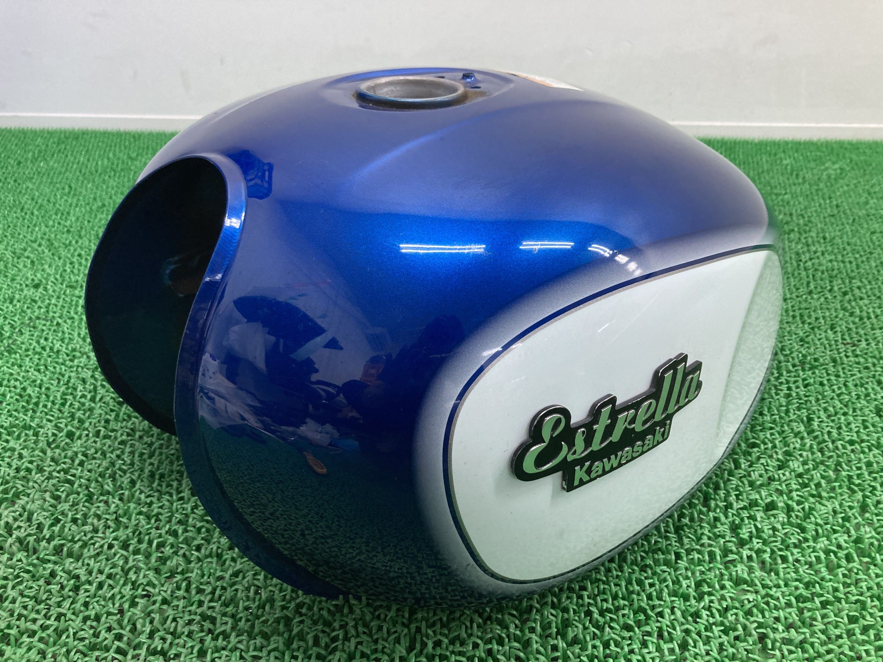 エストレヤ タンク 青M/パール カワサキ 純正 バイク 部品 BJ250A 11年カラー エストレア ガソリンタンク FI インジェクション おすすめ品 凹み無し 車検 Genuine 【中古】 Il｜ティーエスパーツ　店