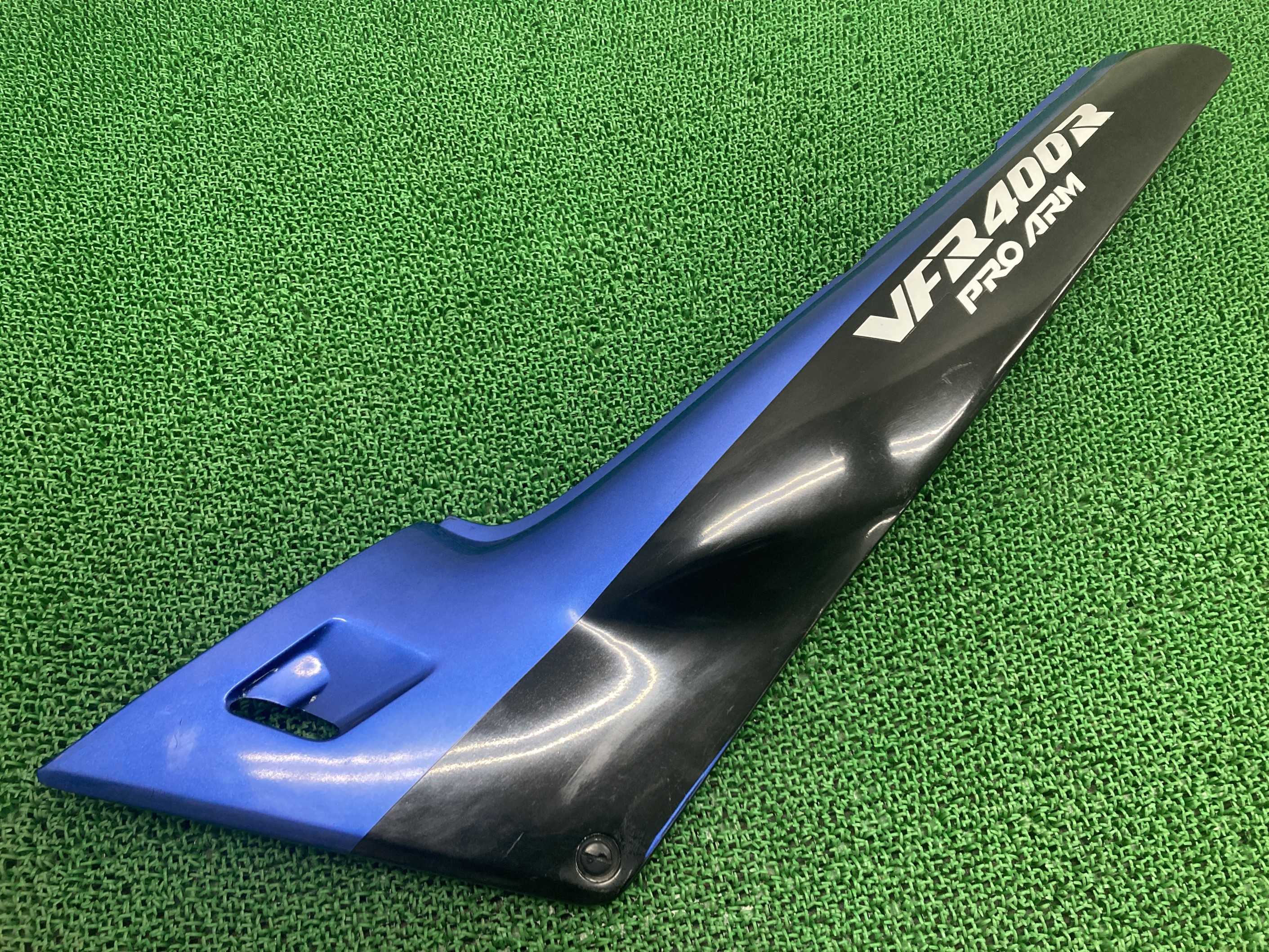 VFR400R シートカウル 左 青M/黒 ML0 ホンダ 純正 バイク 部品 NC21 テールカウル おすすめ品 割れ欠け無し 当時物 車検 Genuine 【中古】 Vg｜ティーエスパーツ　店 9,600円