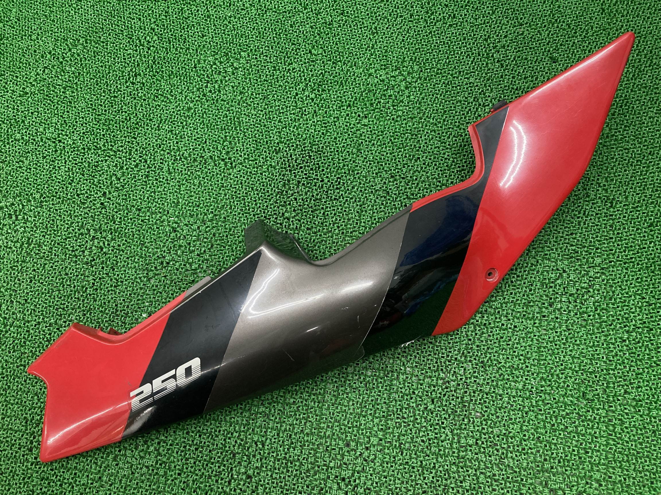 ZXR250 シートカウル 赤/黒 右 36001-1412 カワサキ 純正 バイク 部品 ZX250A サイドカウル テールカウル 割れ欠け無し 車検 Genuine 【中古】 Gj|ティーエスパーツ 店