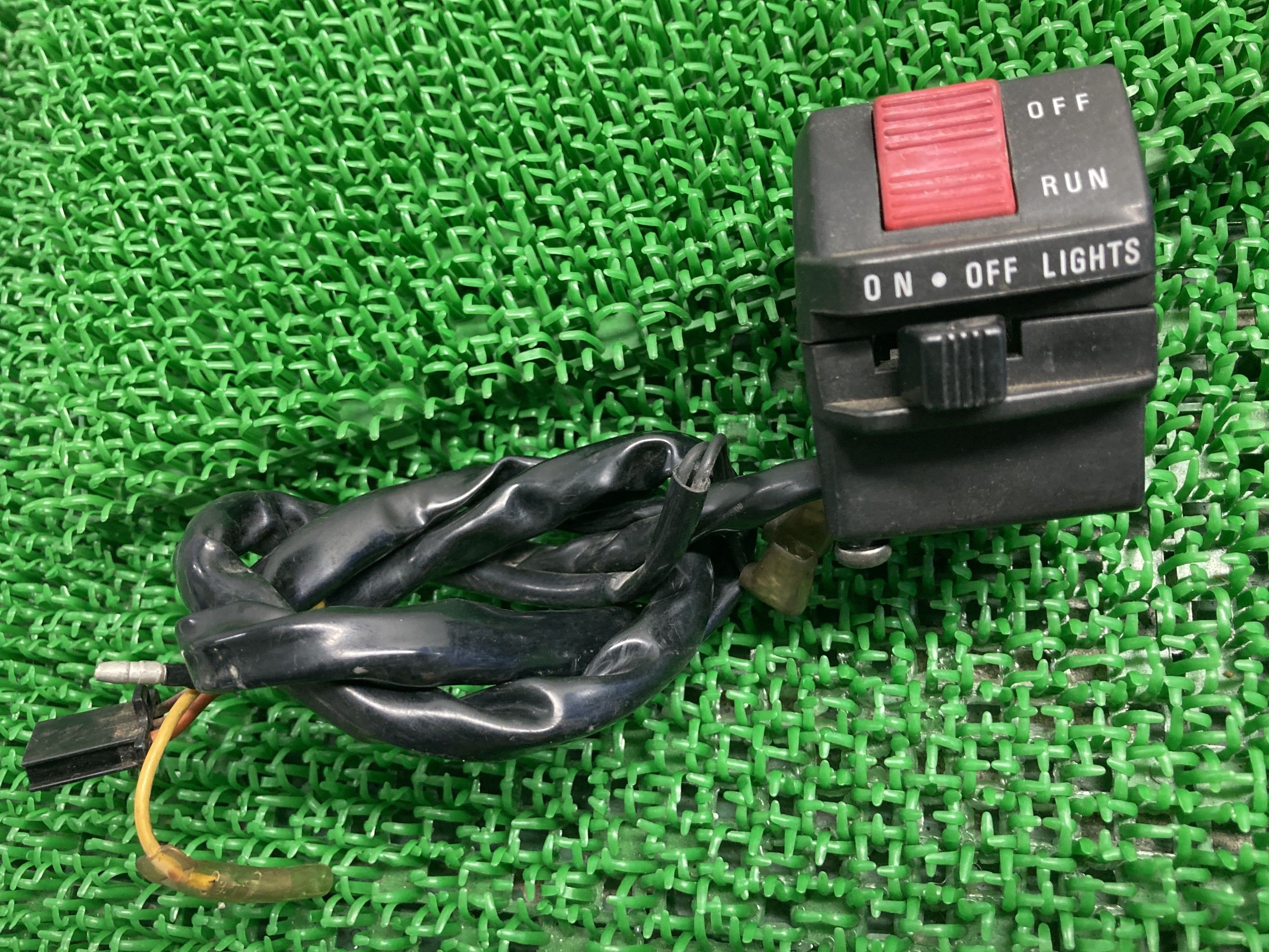 RGV250ガンマ ハンドルスイッチ 右 スズキ 純正 バイク 部品 VJ21A スイッチボックス 割れ欠け無し おすすめ品 車検 Genuine 【中古】 xU|ティーエスパーツ 店