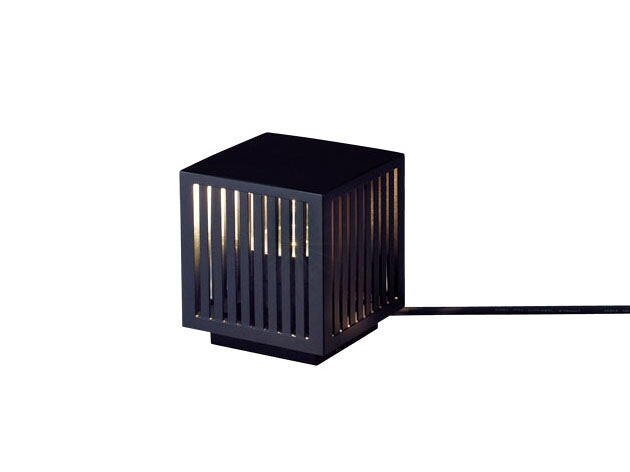 XSZW3014CE1＜br /＞エクステリア lucoeur LEDスタンドライト 下方配光 ストライプタイプ＜br /＞ケーブル露出タイプ 電源プラグなし 据置取付型 スパイク付 電球色 非調光 防雨型＜br /＞Panasonic 照明器具 屋外用 ガーデンライト