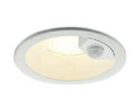 AD7143W27＜br /＞エクステリア 人感センサ付LEDダウンライト ON-OFFタイプ 電球色 白熱球100W相当＜br /＞高気密SB形 埋込φ100 ベースタイプ 非調光 防雨型＜br /＞コイズミ照明 照明器具 軒下用 天井照明