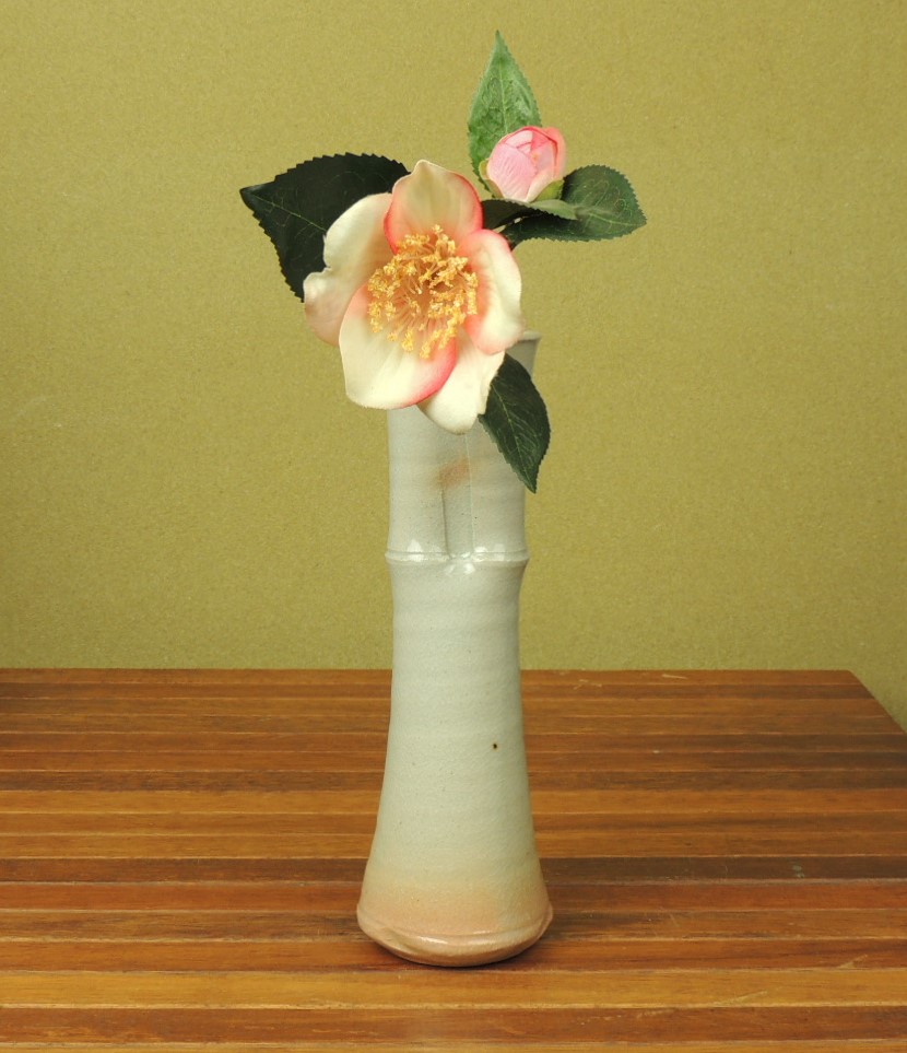 極上花瓶2個　送料込み 楽天市場】竹炭黒陶焼 ミニ花瓶 一輪挿し 花入れ 萩焼 : 萩焼工房 土和窯