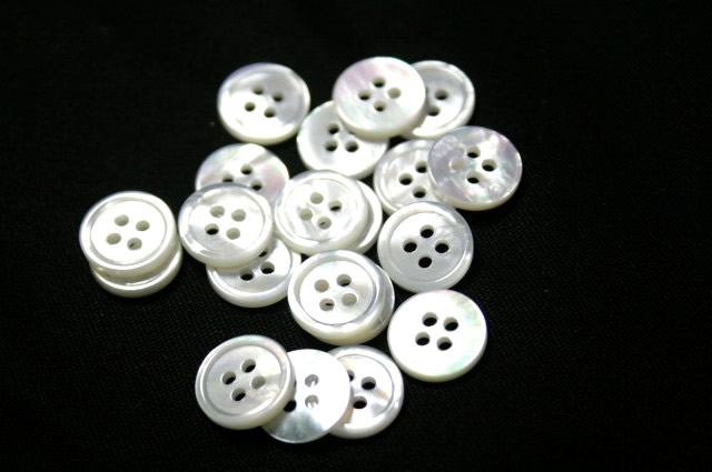 楽天市場 メール便送料無料 白蝶貝ボタン 11 5mm 30個セット 天然貝シャツボタン スーツボタン専門店のこだわりシェルボタン メール便選択のみ送料無料 宅配便等は送料加算 紳士服付属 谷町テーラーパーツ