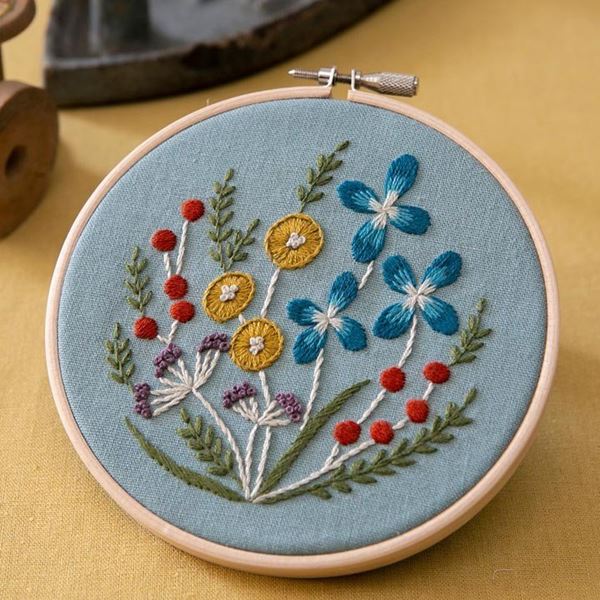 楽天市場 マカベアリスさんの刺しゅうキット 野の花の刺繍フレーム ライトブルー 手芸材料の専門店 つくる楽しみ