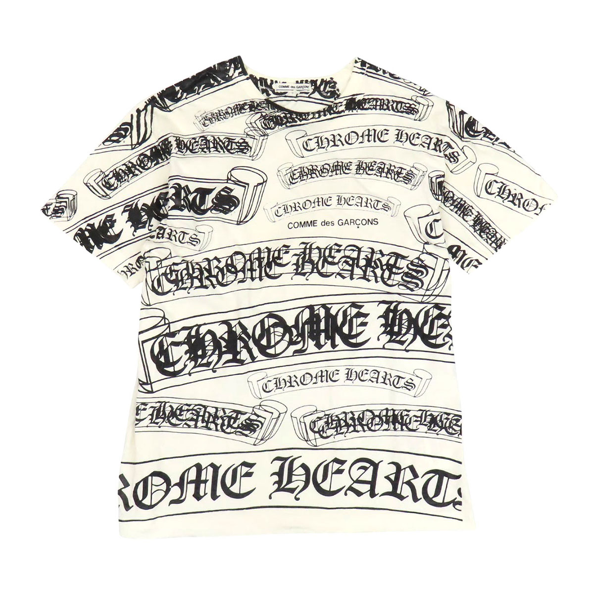 クロムハーツ コムデギャルソン スクロールラベル プリント Tシャツ OT-T022 メンズ ホワイト CHROME HEARTS 【中古】 【アパレル・小物】｜TS Trading Co Ltd 45,292円