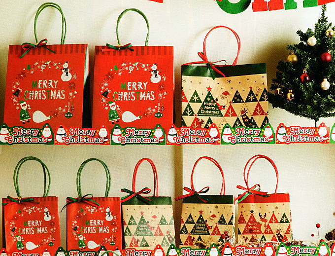 楽天市場 業務用 クリスマス 紙袋手提げ スムースバック22 12ジョイフルパーティ 25枚クリスマスのプレゼントやお菓子のラッピング に おしゃれでかわいい柄のプレゼントラッピングに紙製の袋 クリスマスラッピングの激安の包装用品 袋 手提げ袋 手提げバック 包や