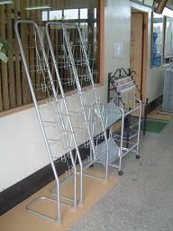林製作所 パンフレットスタンド 541×400×1610mm シルバーメタリック YS-66 1 14,113円
