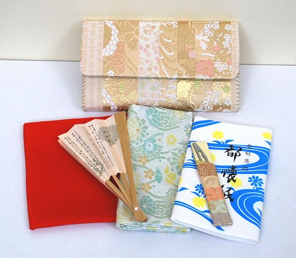 ＜茶道具・お稽古セット＞帛紗セットＡ　古帛紗付き 正絹の帛紗が入りました、入門６点セットです。裏千家の方等、初心者の方の入門用の袱紗セットにもいかがでしょうか。赤色の帛紗がセットに入っています。　ベージュ　花柄　茶道部　部活動｜お茶道具の宝雅堂