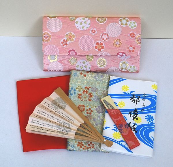 ＜茶道具・お稽古セット＞帛紗セットＩ　古帛紗付き 正絹の帛紗が入りました、入門６点セットです。裏千家の方等、初心者の方の入門用の袱紗セットにもいかがでしょうか。赤色の帛紗がセットに入っています。　ピンク　花柄　茶道部　部活動｜お茶道具の宝雅堂 6,759円