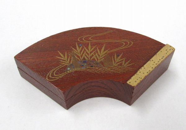 楽天市場】＜茶道具・香合＞欅摺り漆 曳舟蒔絵 ゴマ竹張 扇面香合 田中